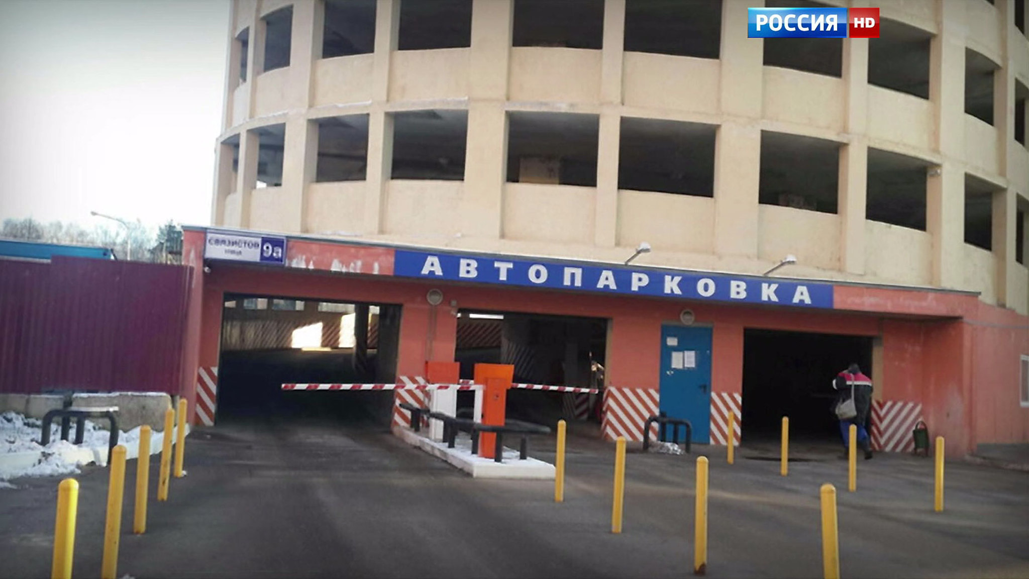 В Подмосковье Mazda упала с 8 этажа парковки, трое погибли