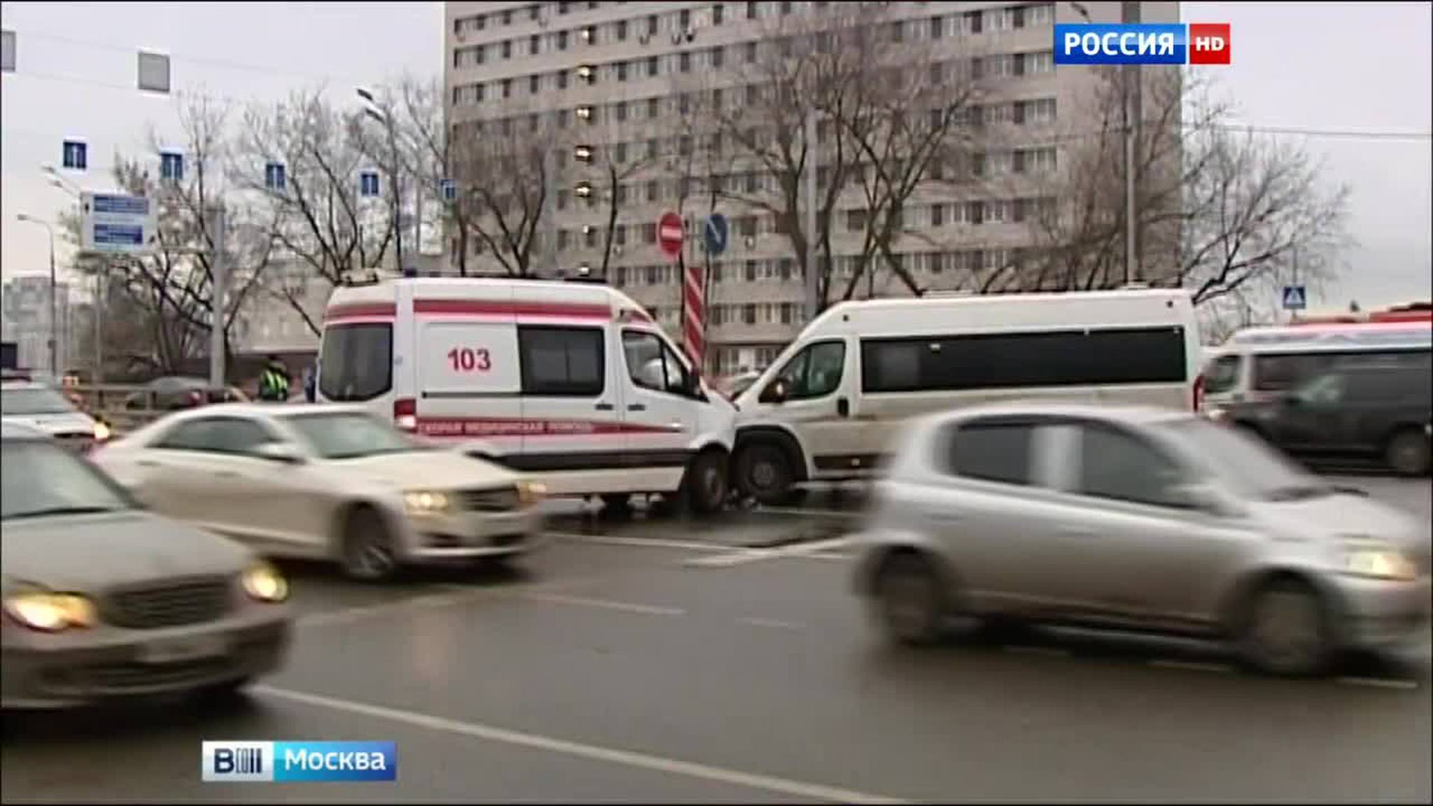В Москве маршрутка врезалась в скорую помощь, которая везла женщину в роддом
