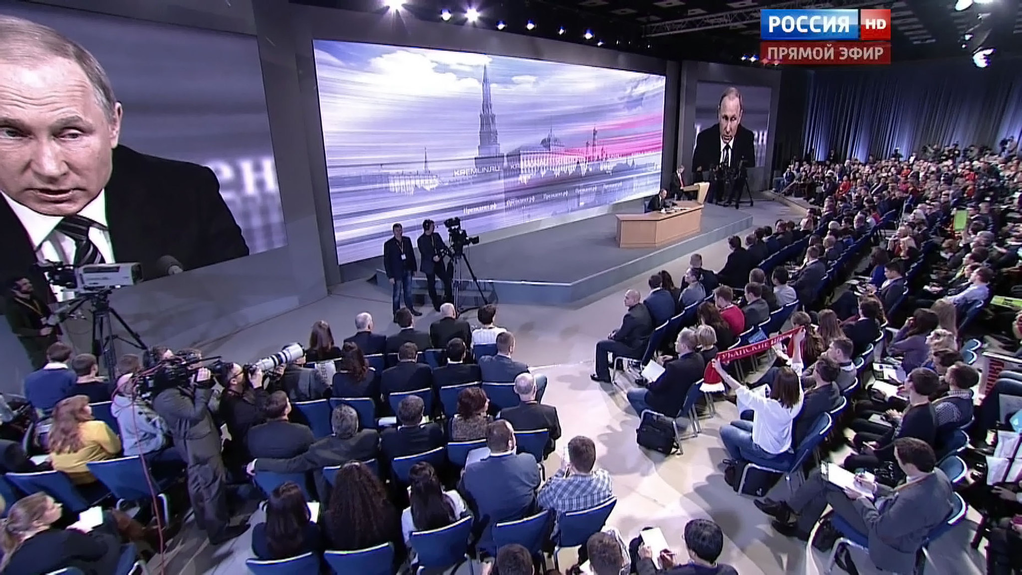 Путин пообещал следить за судьбой мальчика, едва не сгоревшего в роддоме