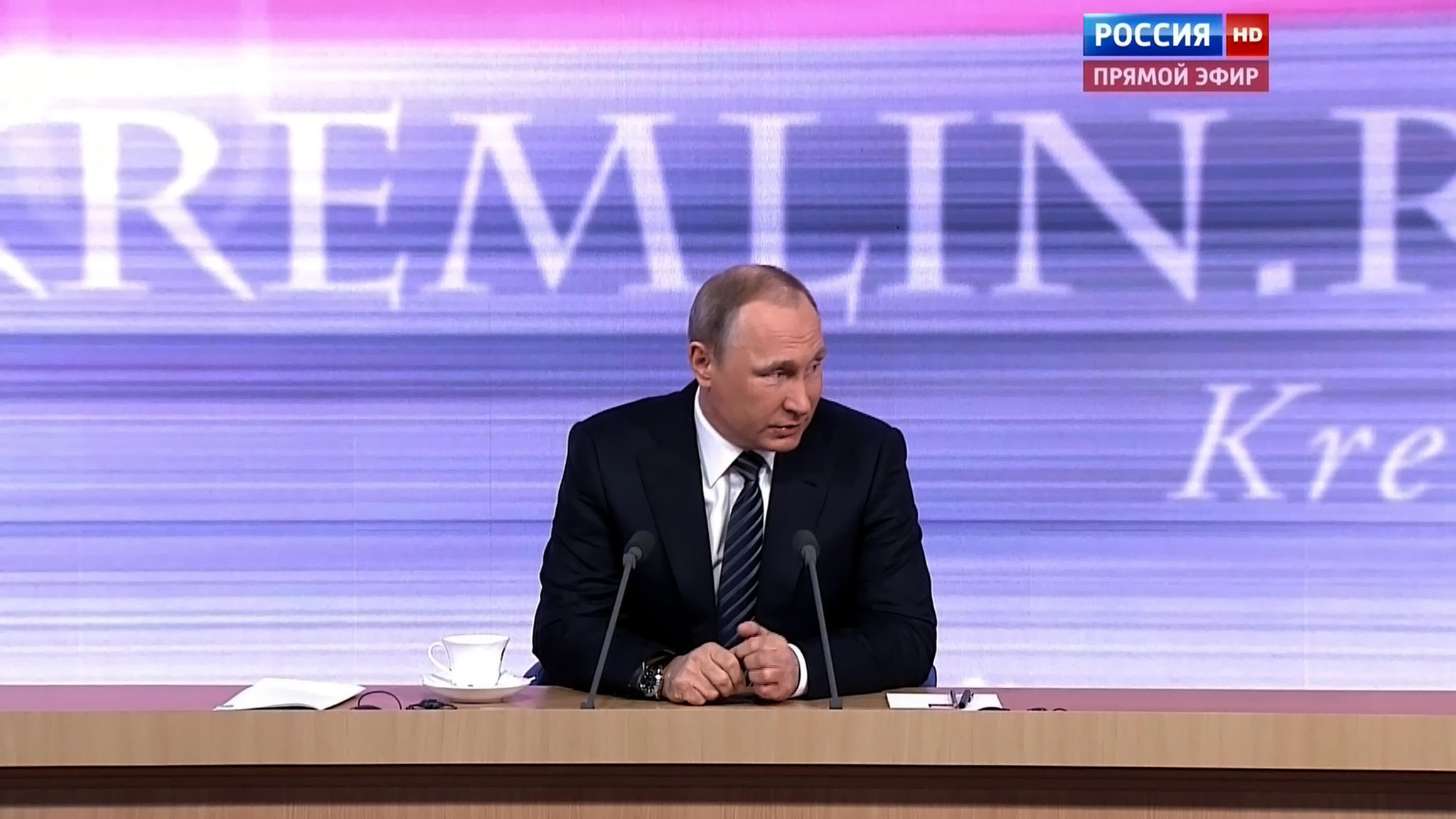 Общение с журналистами Путин начал с анекдота про черно-белые полосы