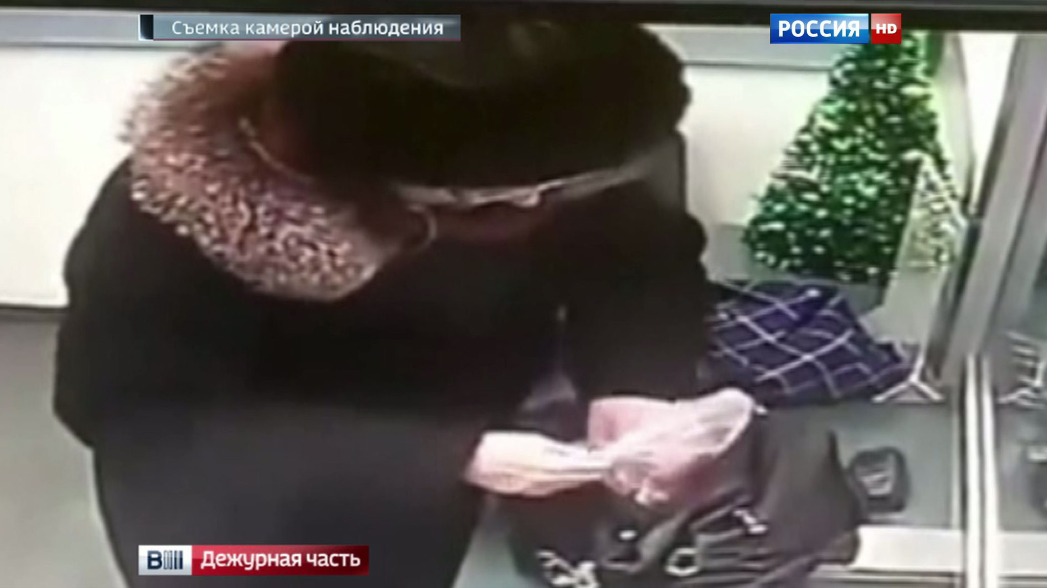 Пенсионерка обокрала елку в Сбербанке. Видео