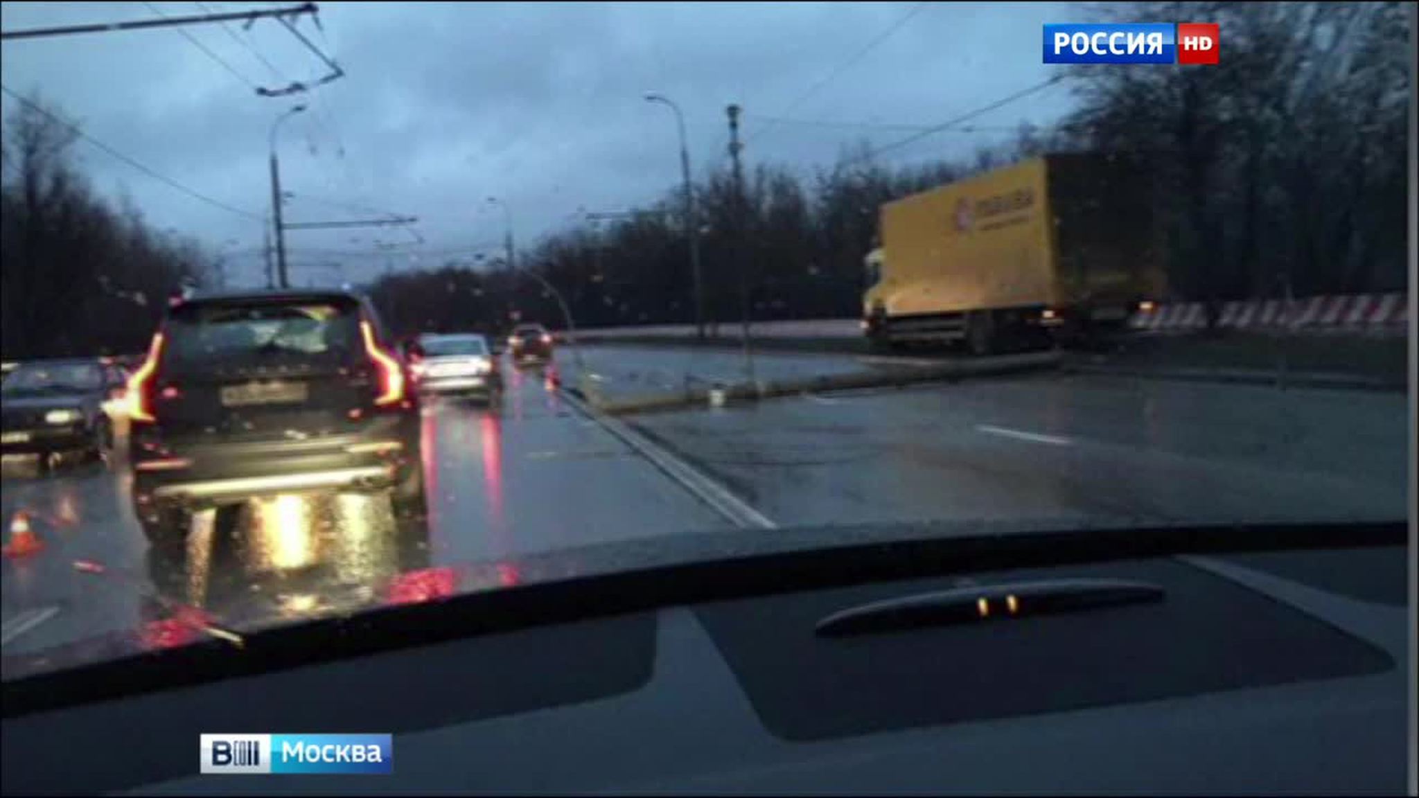 В Мневниках столб упал на проезжую часть