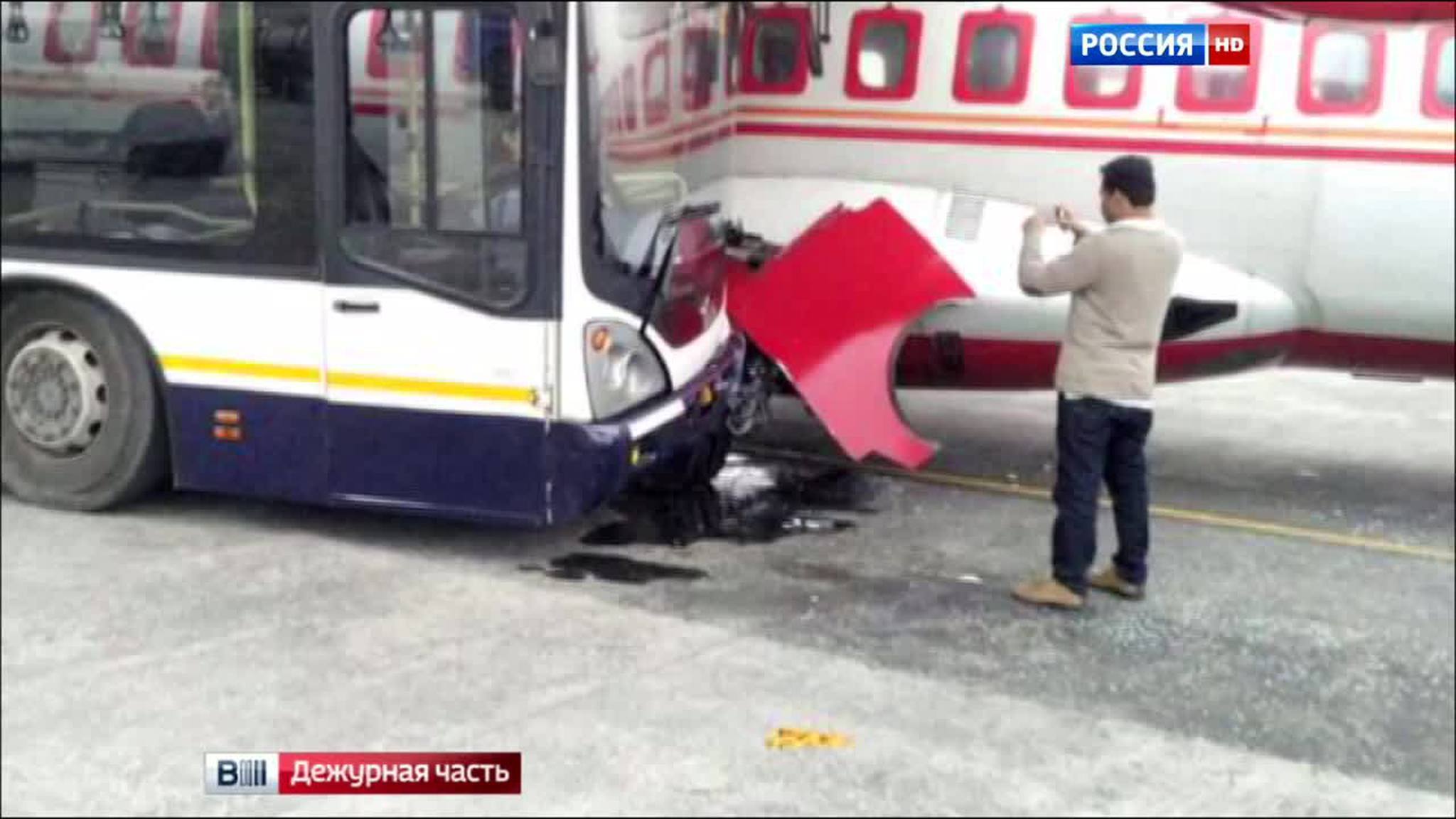 В аэропорту Калькутты автобус врезался в самолет