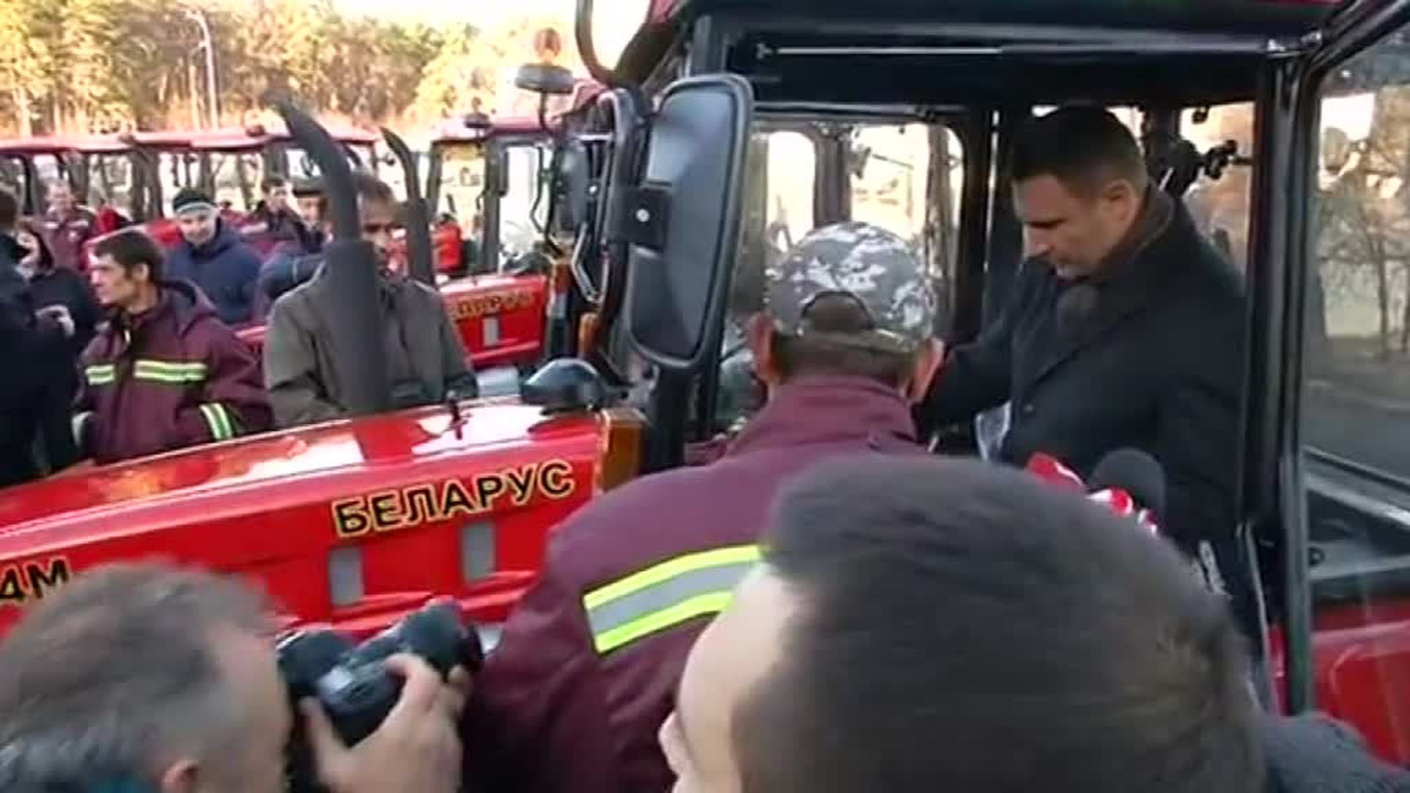 Кличко смог прокатиться на тракторе со второй попытки