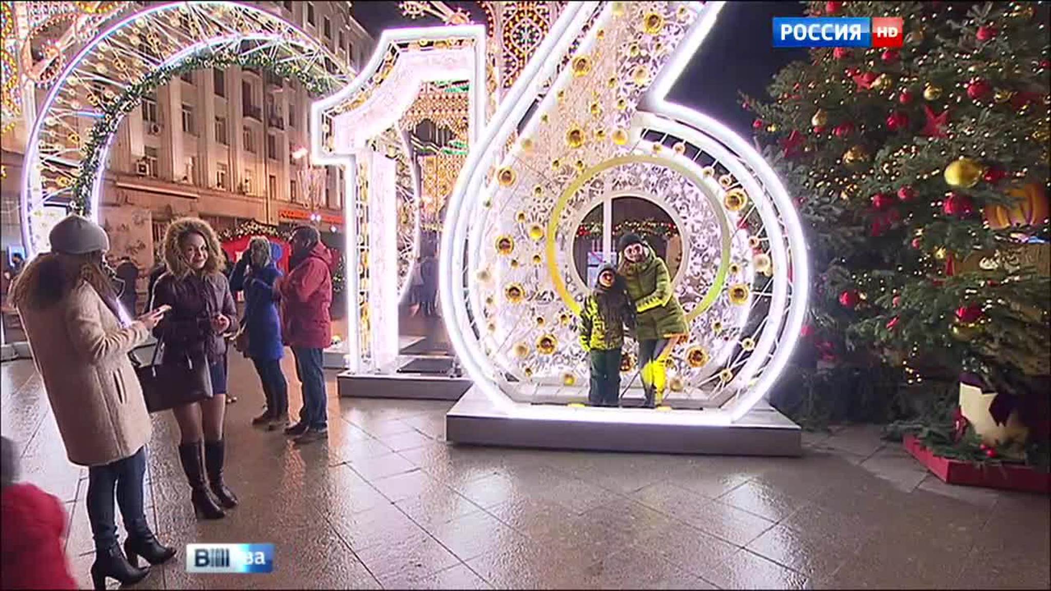 Маскарад, ярмарка, каток - москвичам предлагают варианты встречи Нового года