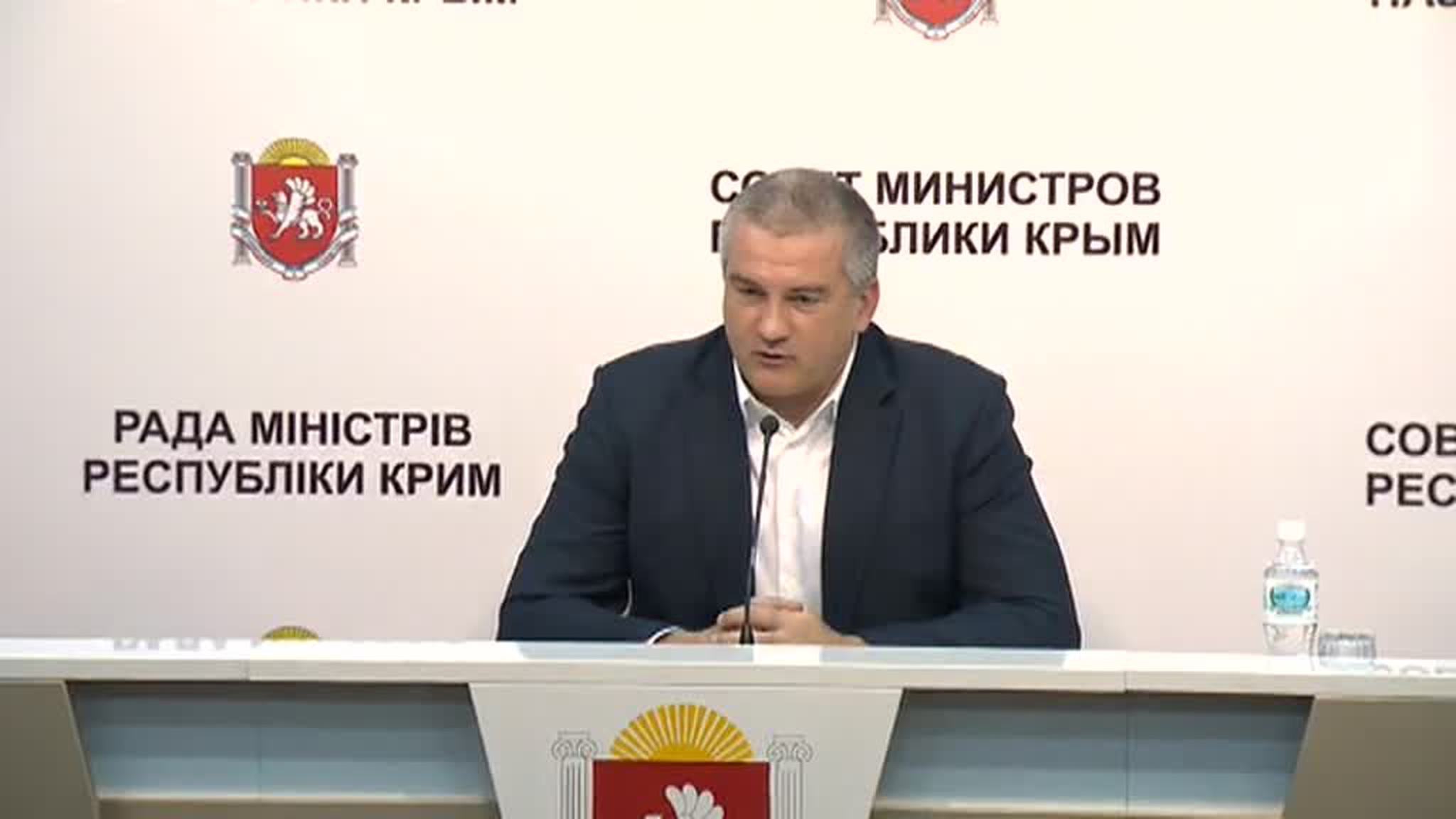 Аксенов рассказал о перспективах Крыма и "поздоровался с деревом"