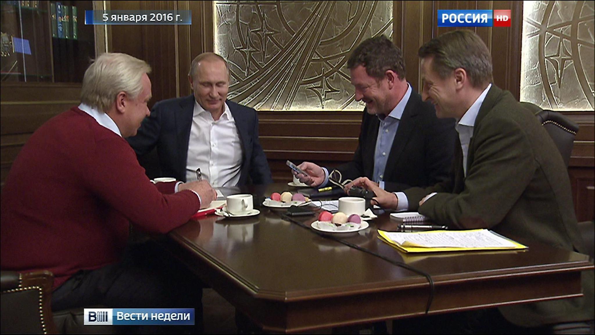 Путин накормил журналистов цветными пряниками