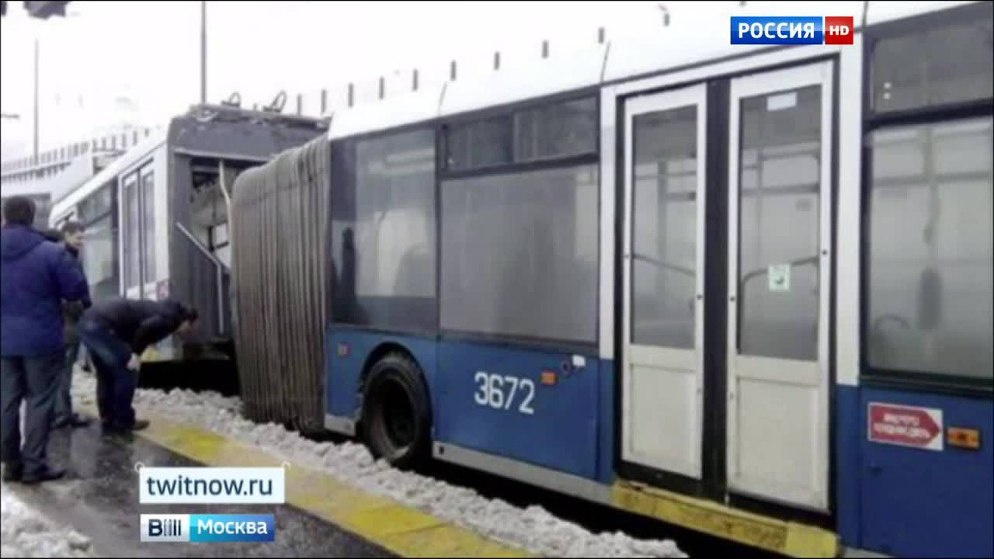 В Москве на Мичуринском проспекте в час пик порвался троллейбус