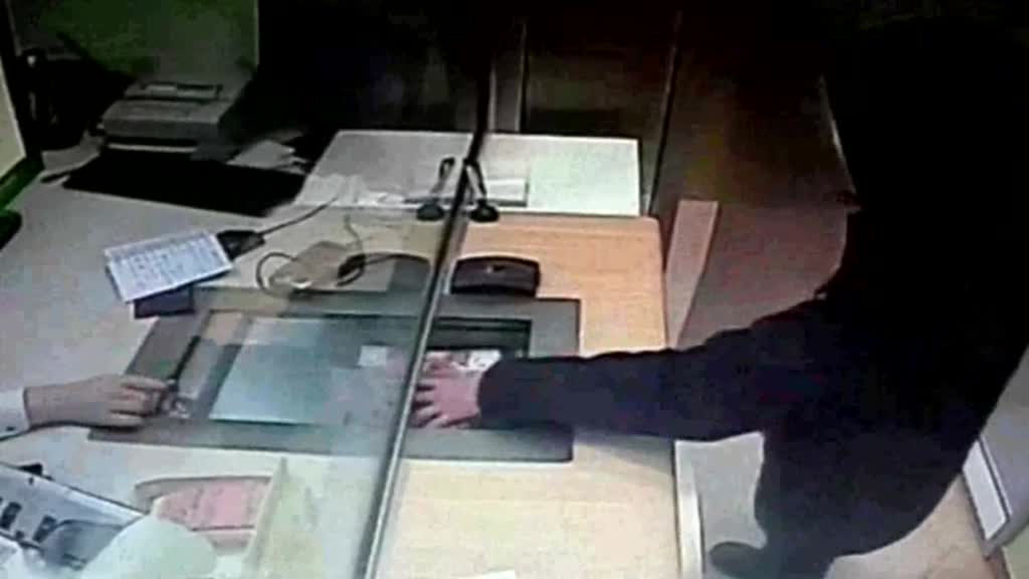 Ограбление банка человеком с запиской и в медицинской маске попало на видео