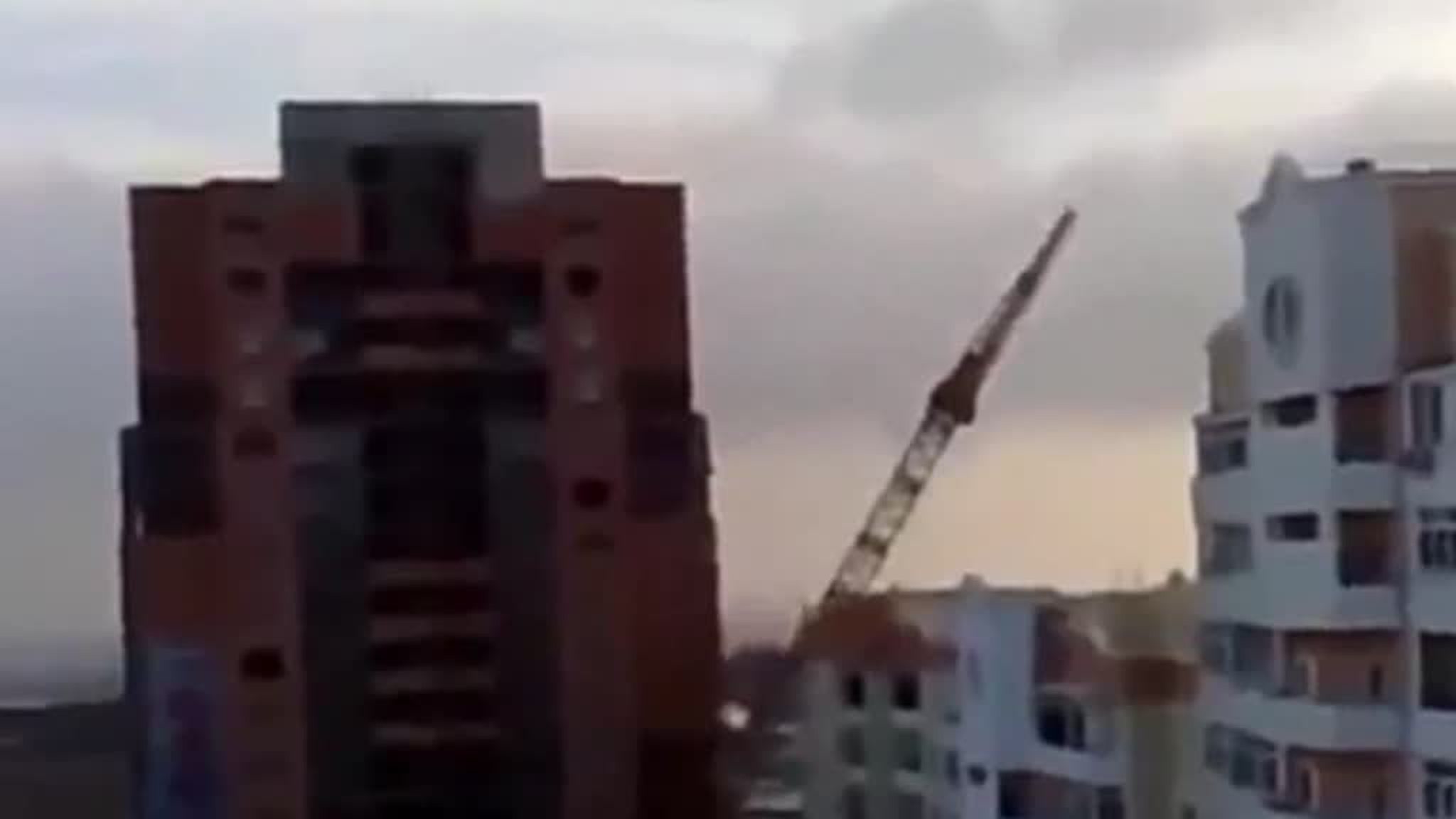 На жилой дом в центре Новосибирска упала стрела крана