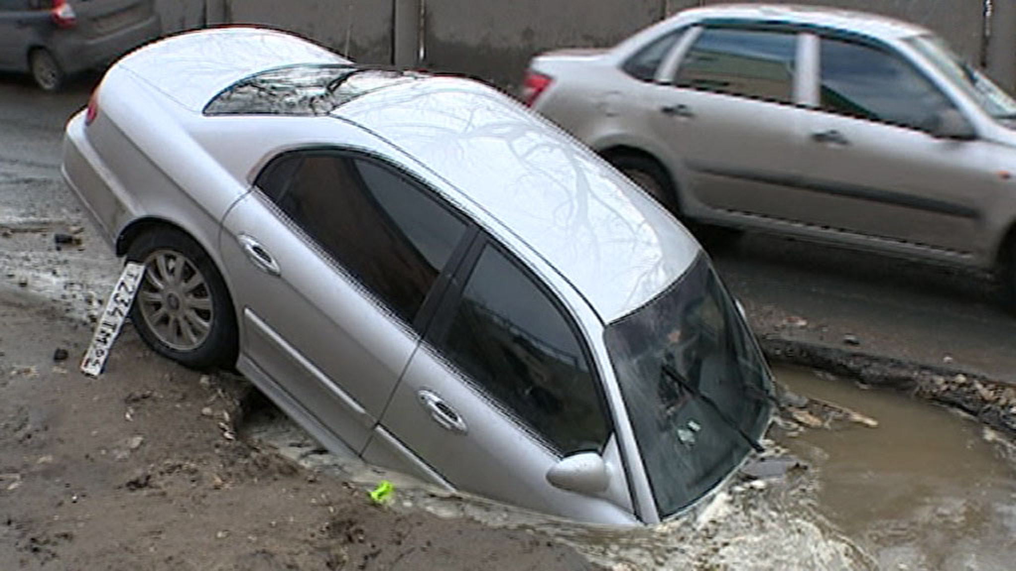 В Саратове водитель едва не утонул в строительном котловане