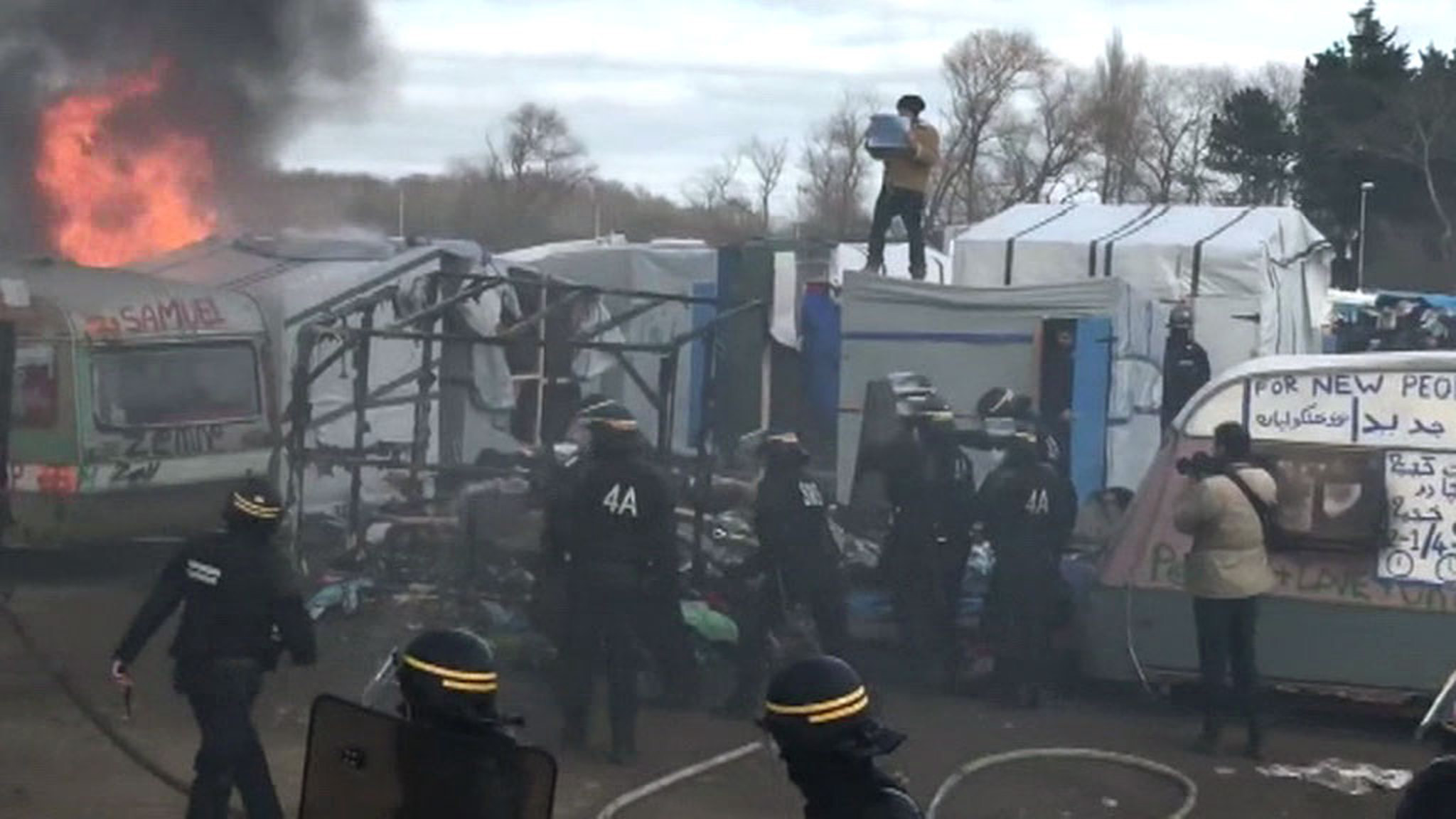 "Джунгли" в Кале сносят, несмотря на протесты живущих там мигрантов