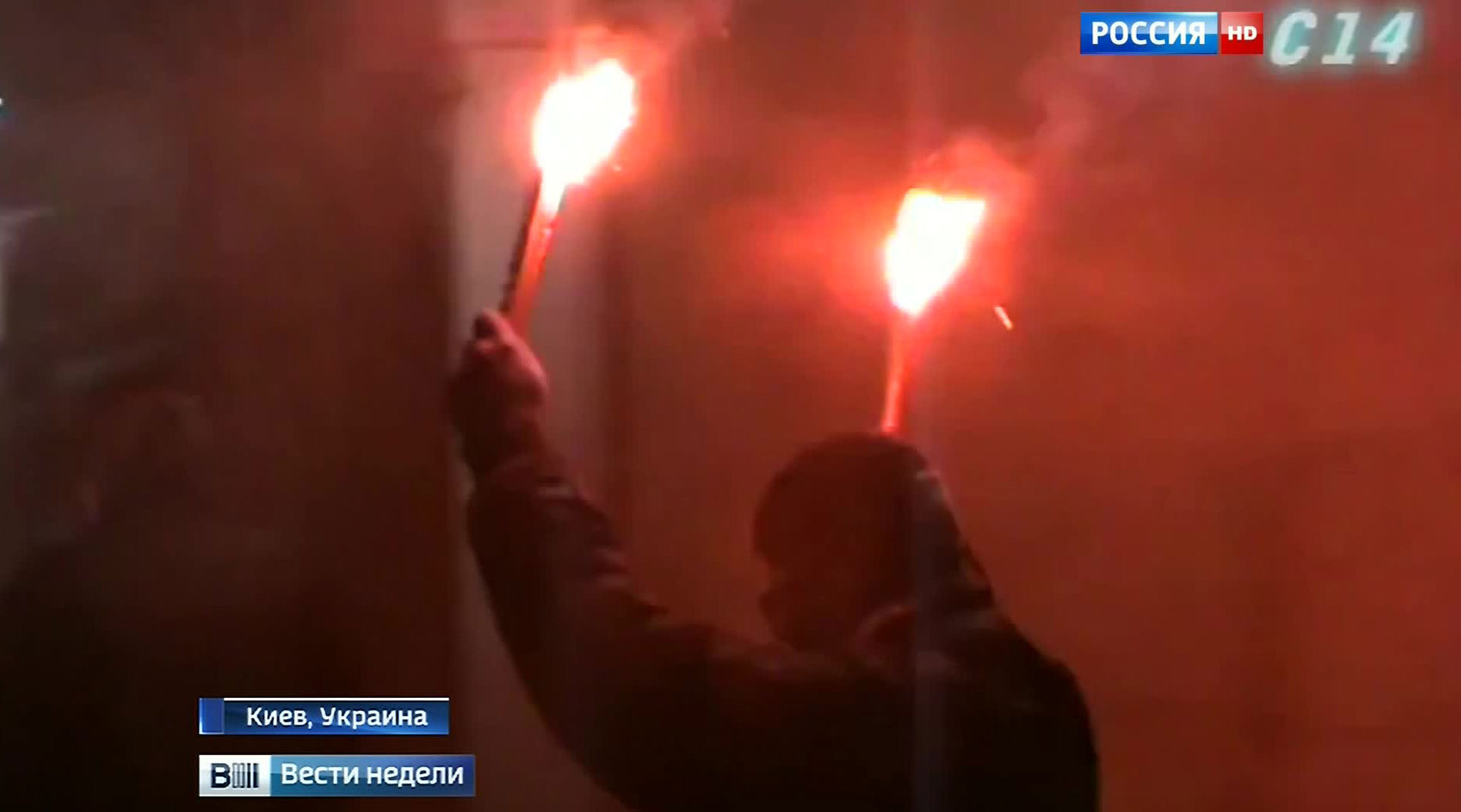 В Киеве митингующие забросали камнями посольство России