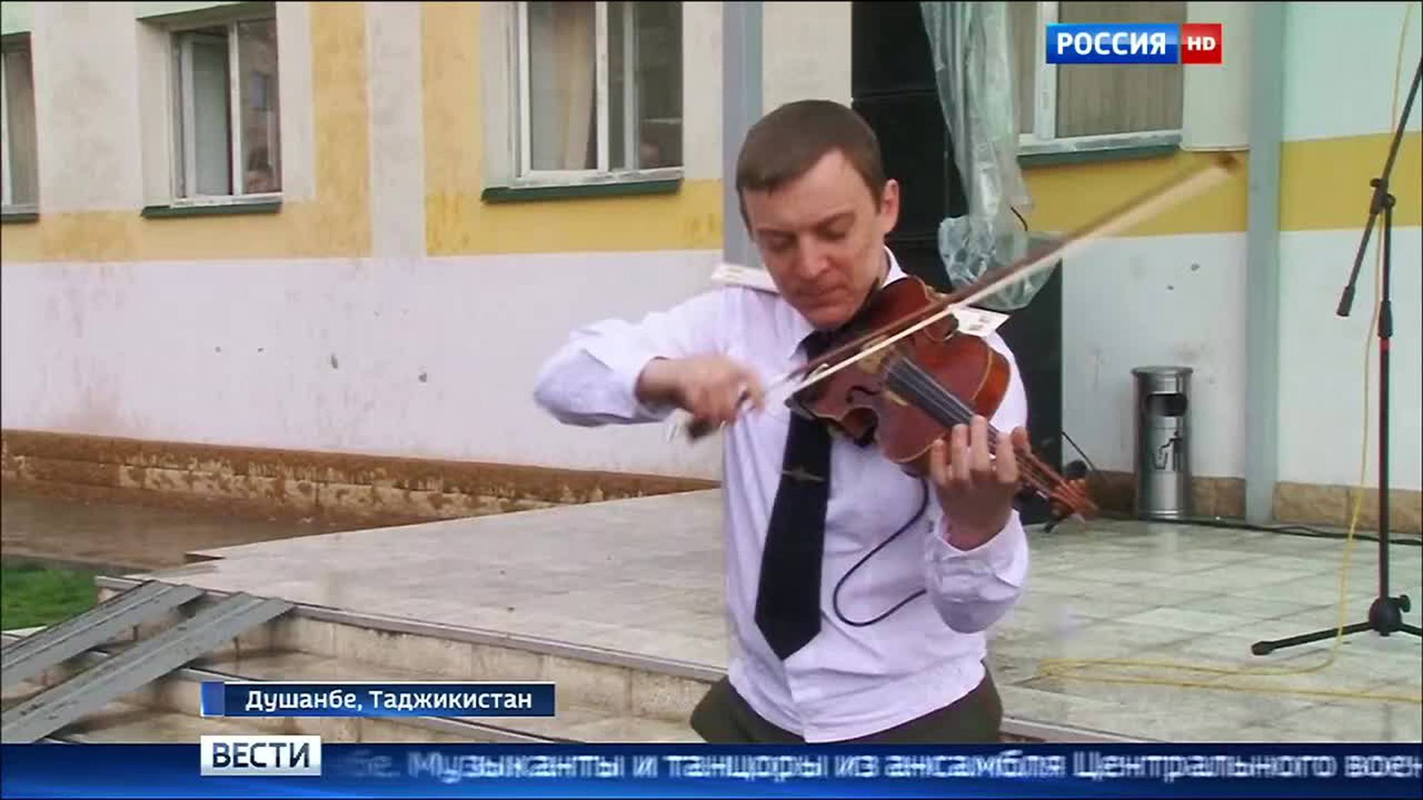Российские артисты устроили флешмоб для жителей Душанбе
