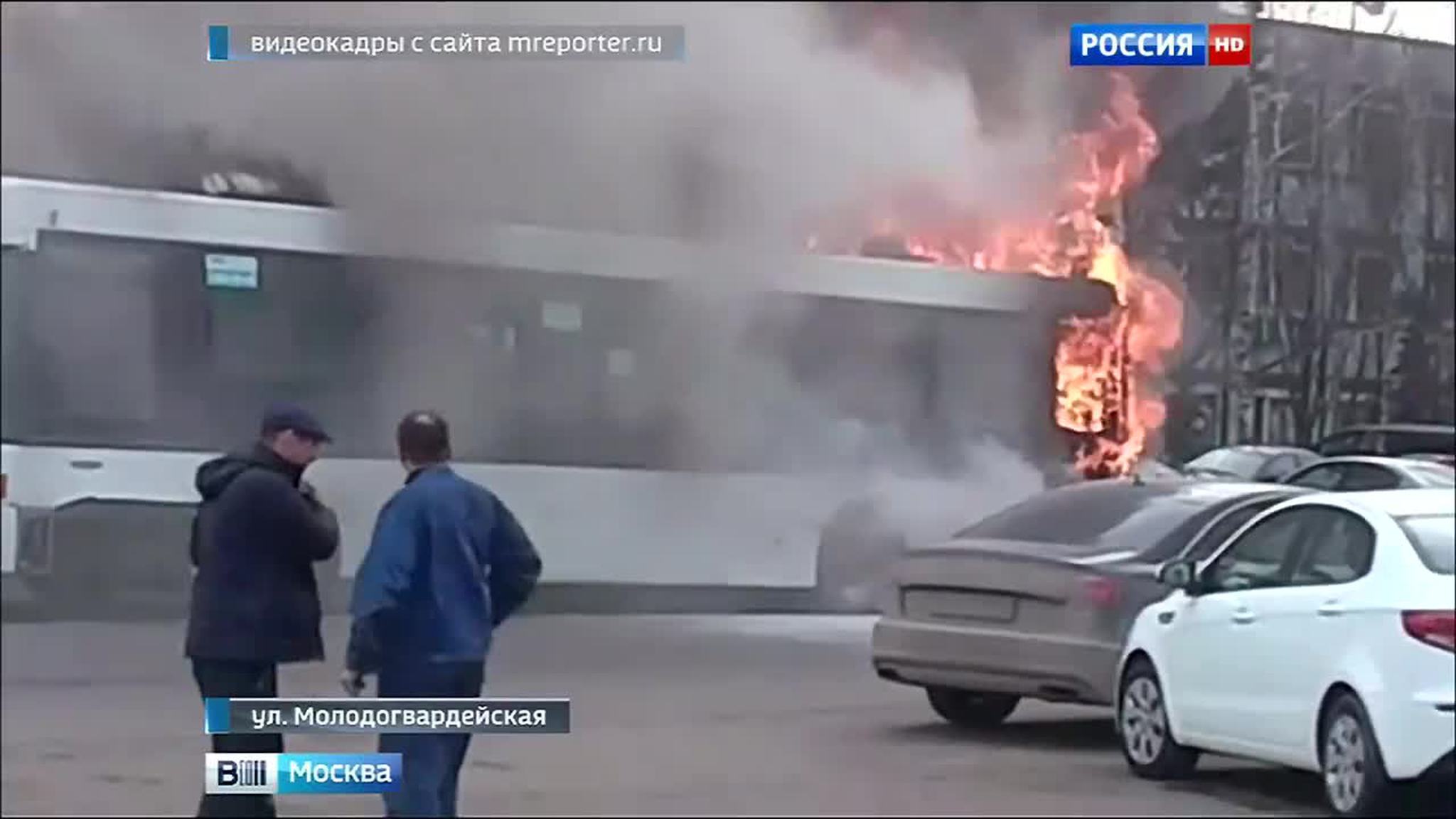 На Молодогвардейской улице на западе Москвы загорелся автобус