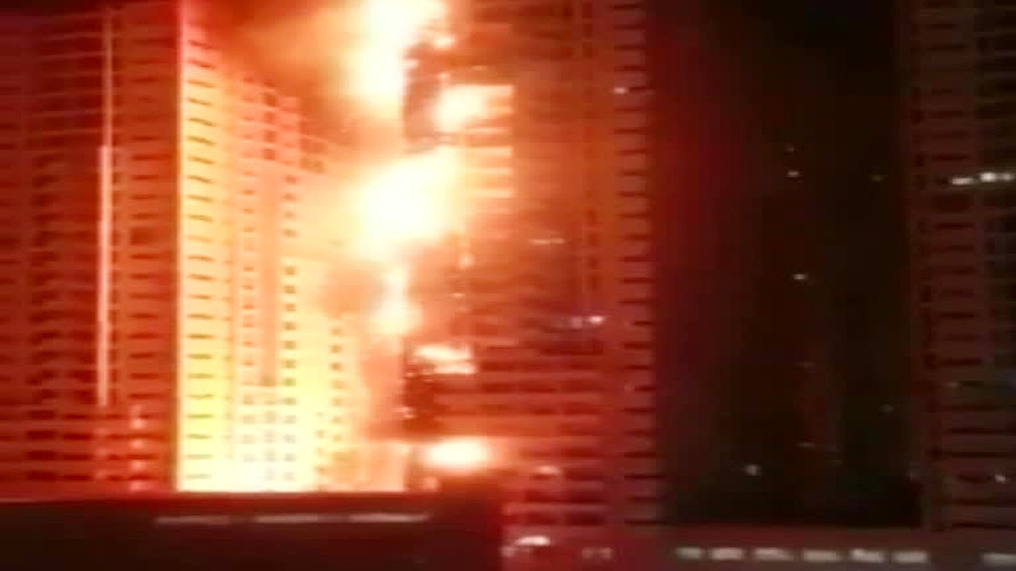 В Объединенных Арабских Эмиратах загорелся элитный жилой комплекс Ajman One