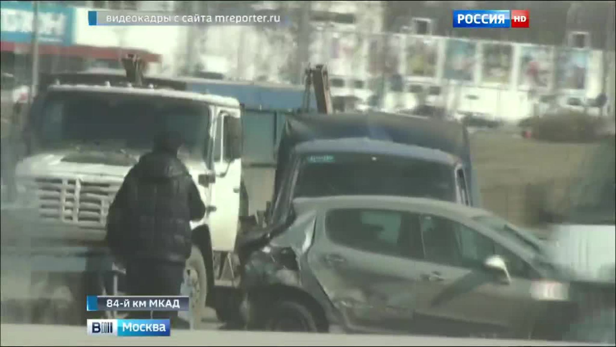 На МКАД образовалась пробка из-за аварии с участием пяти машин