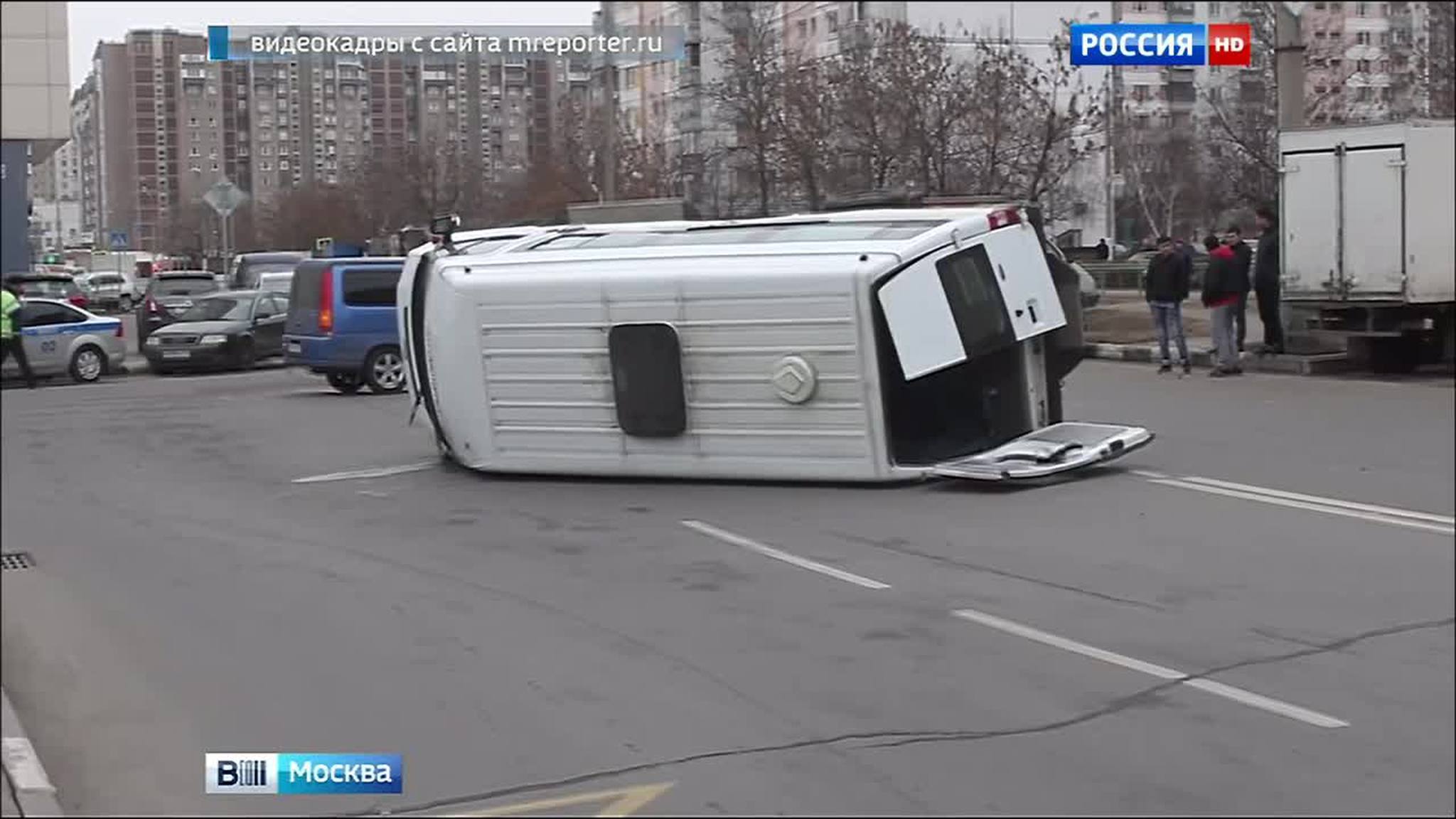 На юго-востоке Москвы перевернулась маршрутка, есть пострадавшие