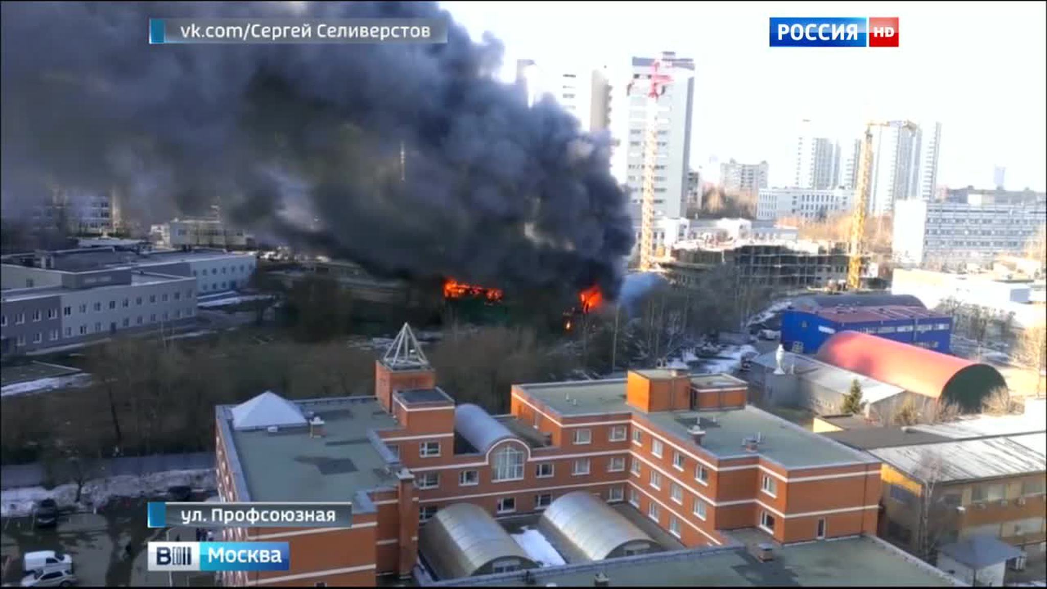 В ангаре на юго-западе Москвы сгорели два автомобиля