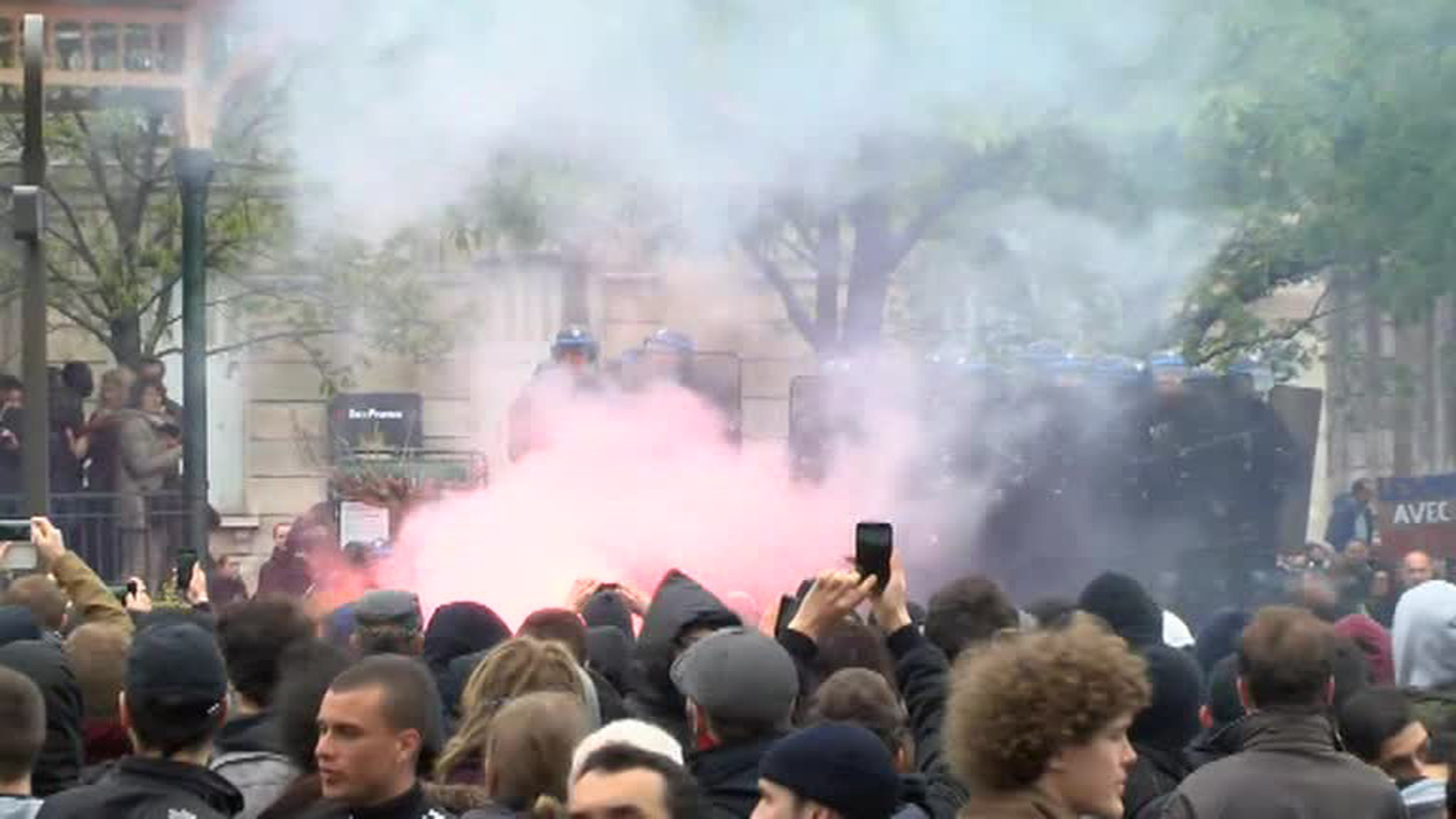 В ходе парижских акций протеста пострадала оператор RT