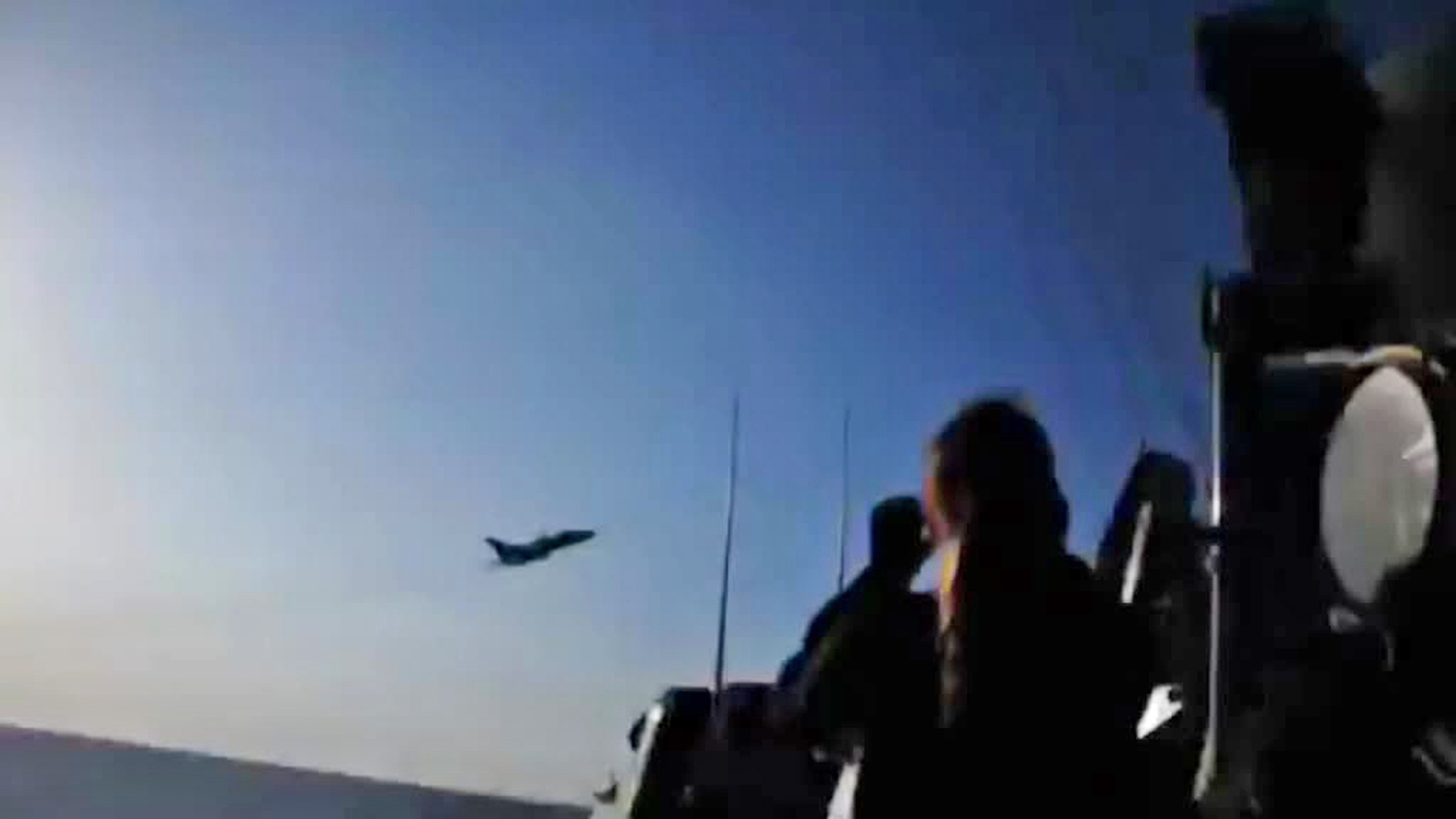 Пентагон опубликовал видео пролета Су-24 над "Дональдом Куком"