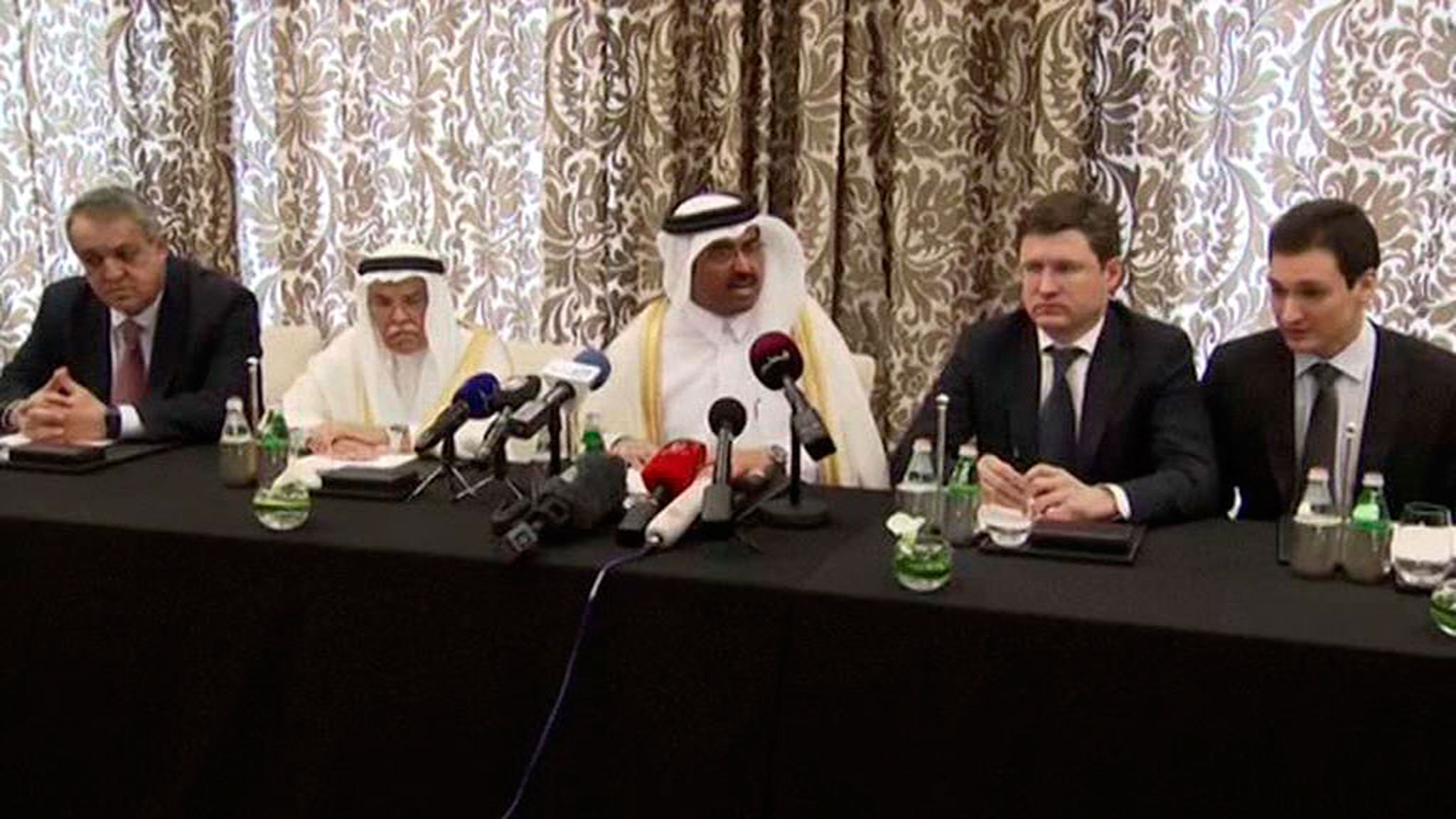 Вместо переговоров по нефти делегаты отправились к эмиру Катара