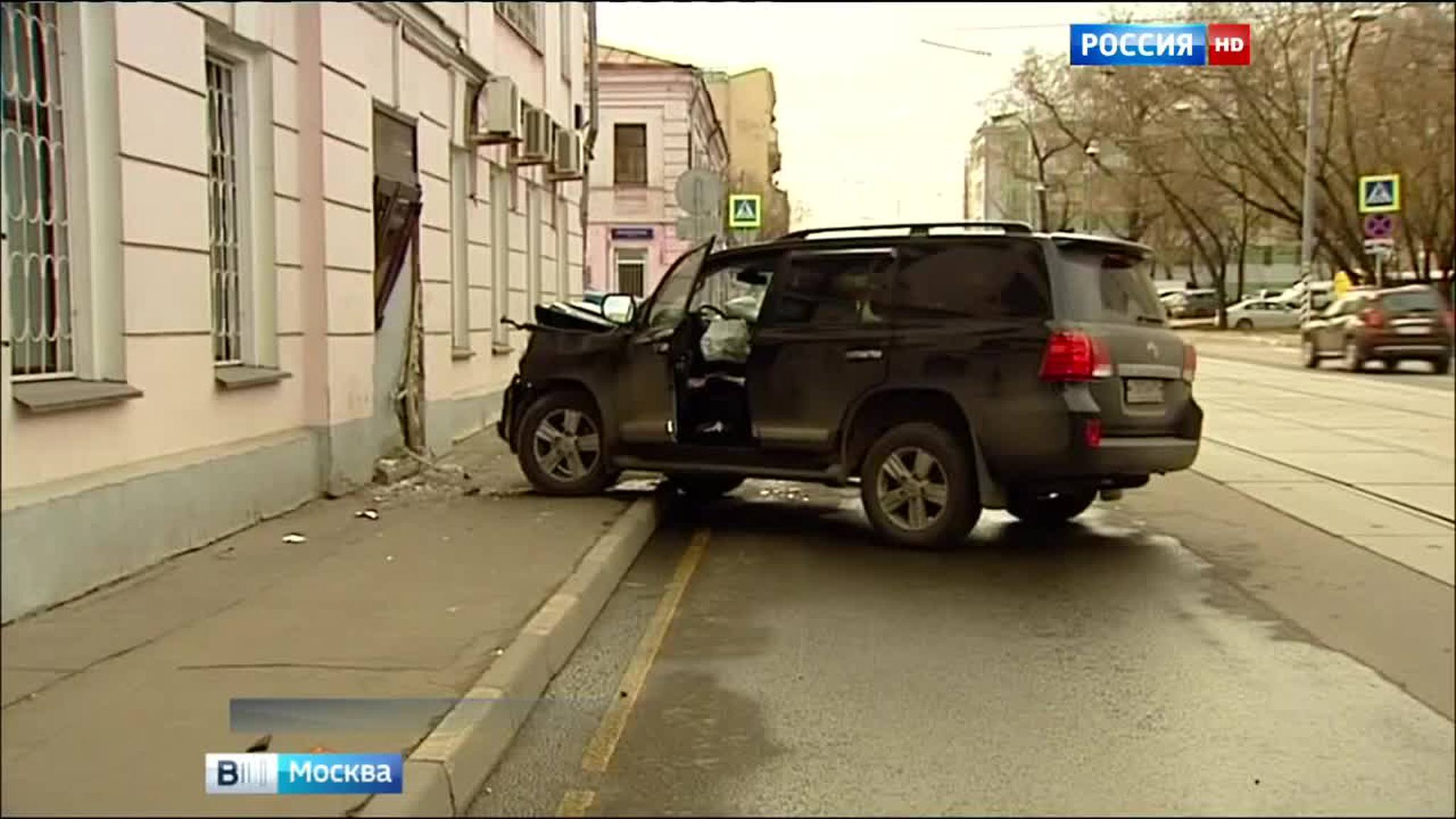 В центре Москвы внедерожник "Тойота" врезался в дом