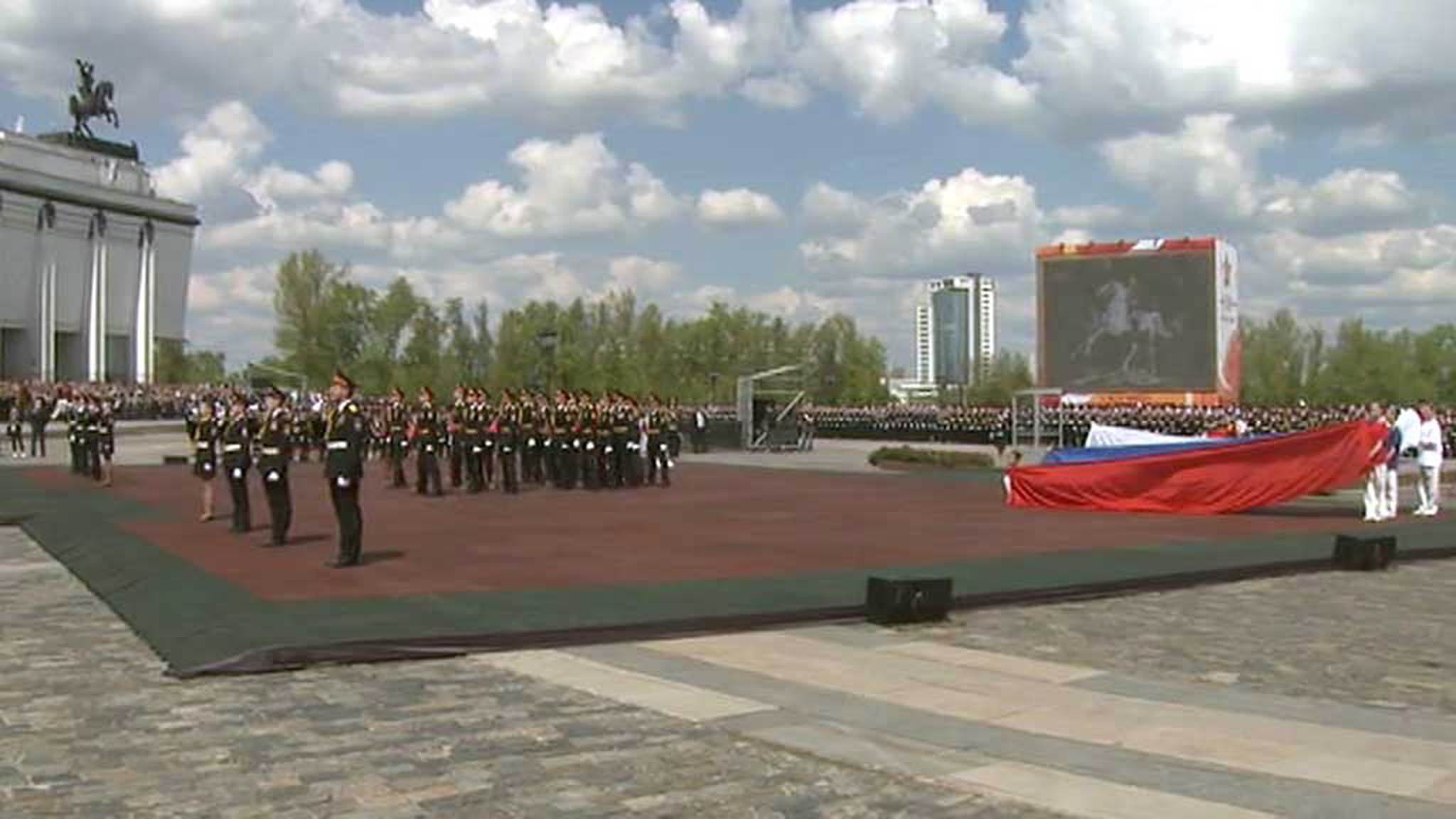 "Не прервется связь поколений": столичные кадеты промаршировали по Поклонке