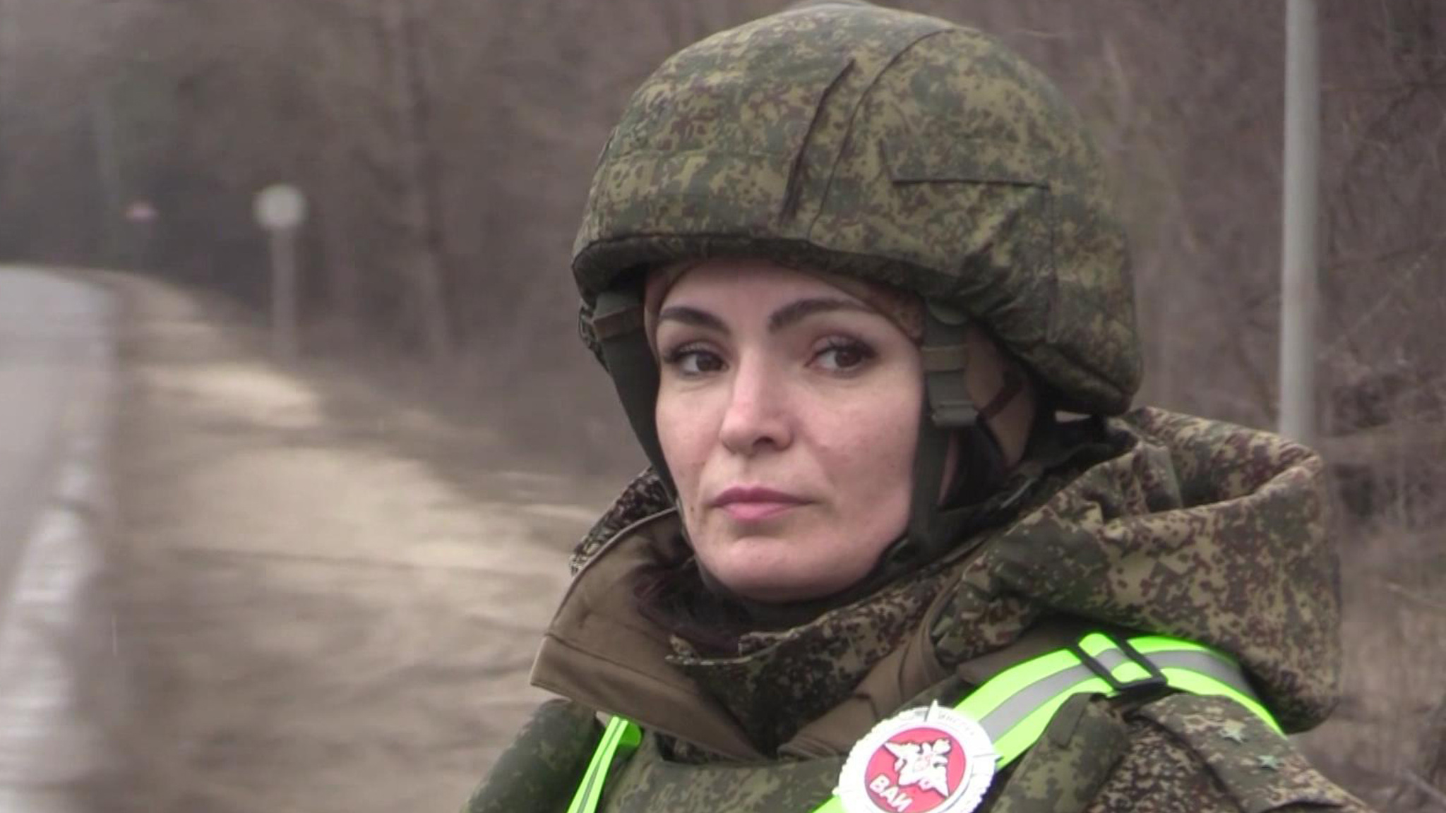 Даже в праздник тысячи женщин и девушек в военной форме находятся на передовой