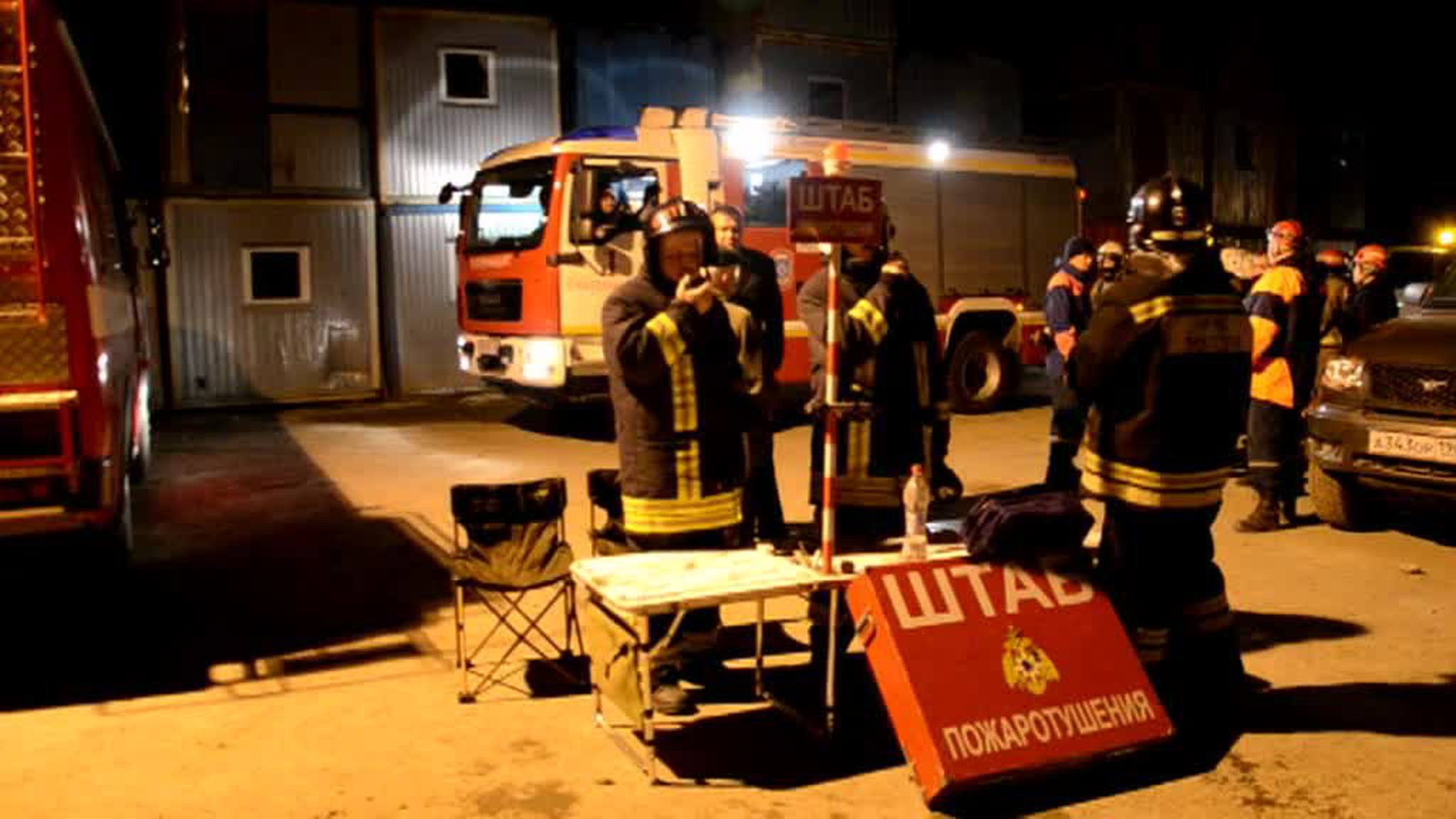 В Екатеринбурге ночью загорелся мебельный склад