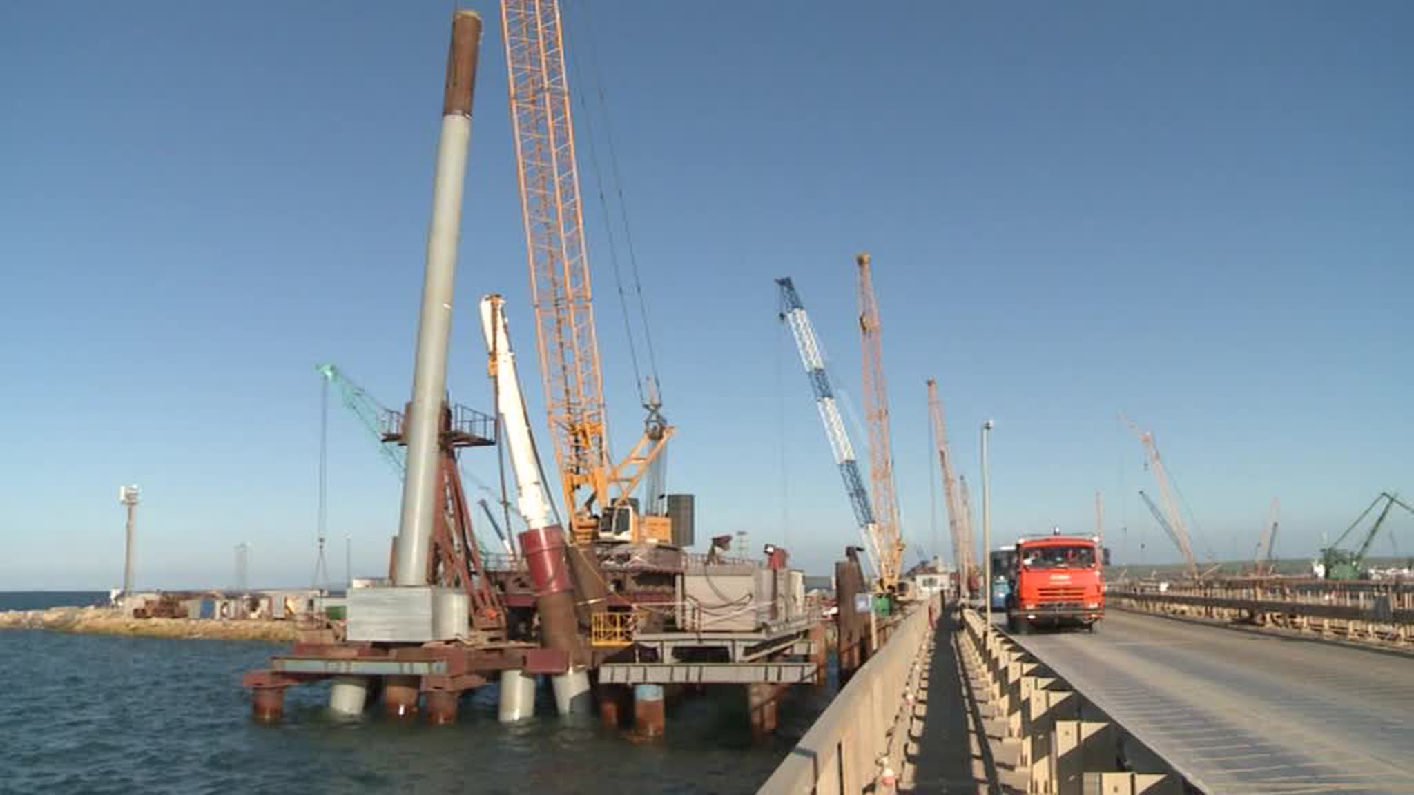 Крымский мост шагнул в море: началось сооружение опор с западной стороны острова Тузла