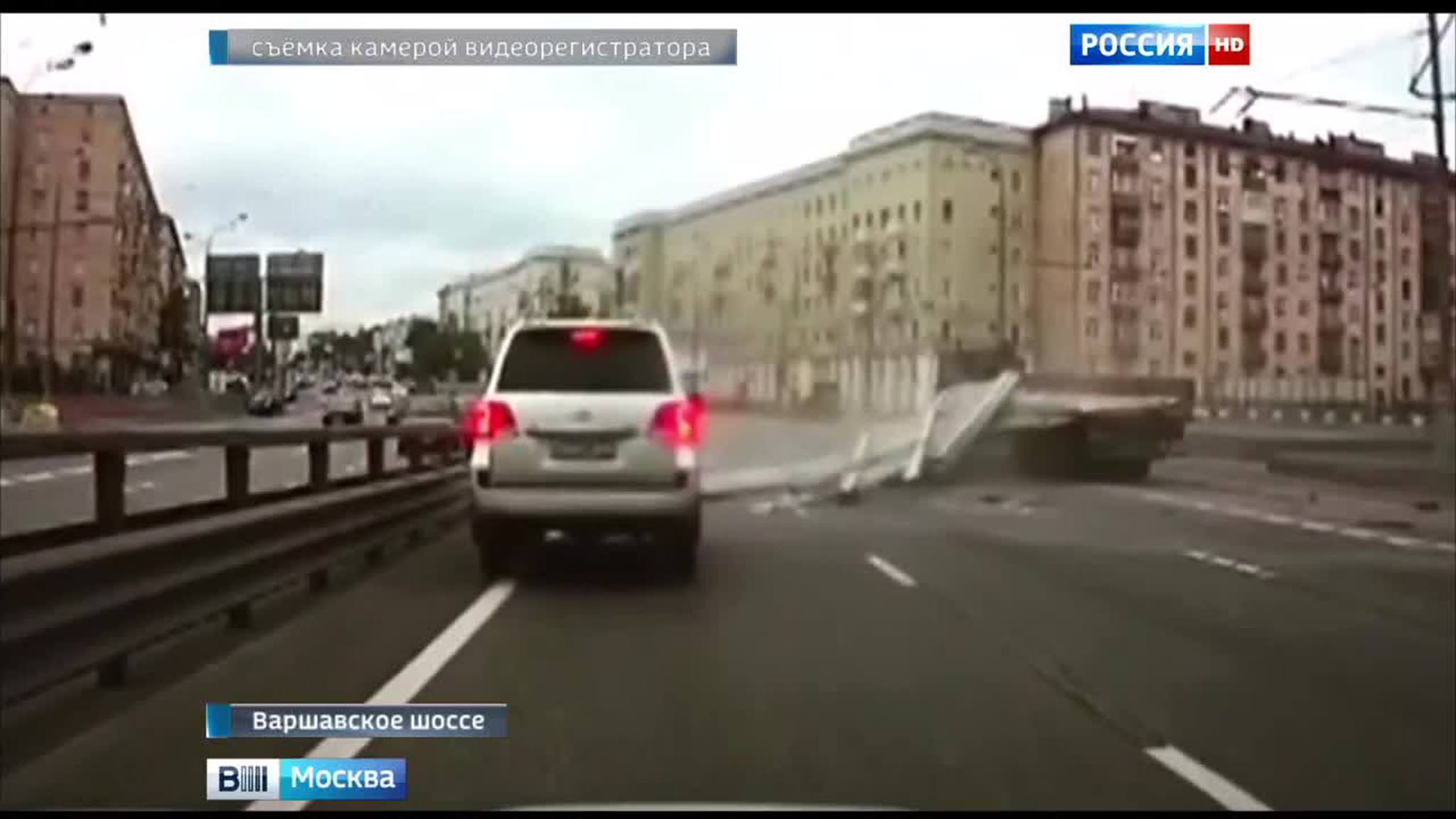 На Варшавском шоссе грузовик рассыпал арматуру
