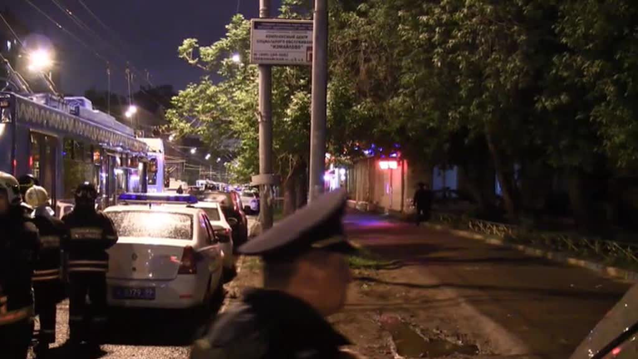 Захватчик банка на востоке Москвы угрожает взрывом: видео с места ЧП