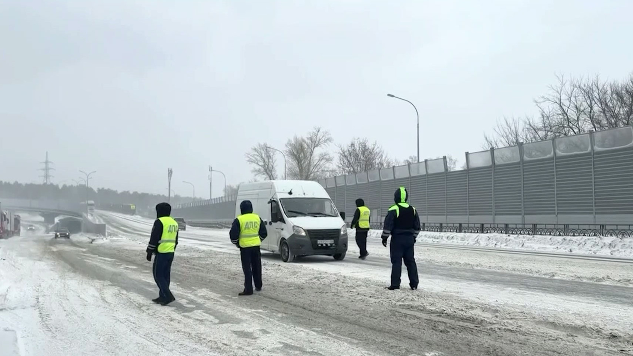Последствия мощного снежного циклона ликвидируют на Алтае
