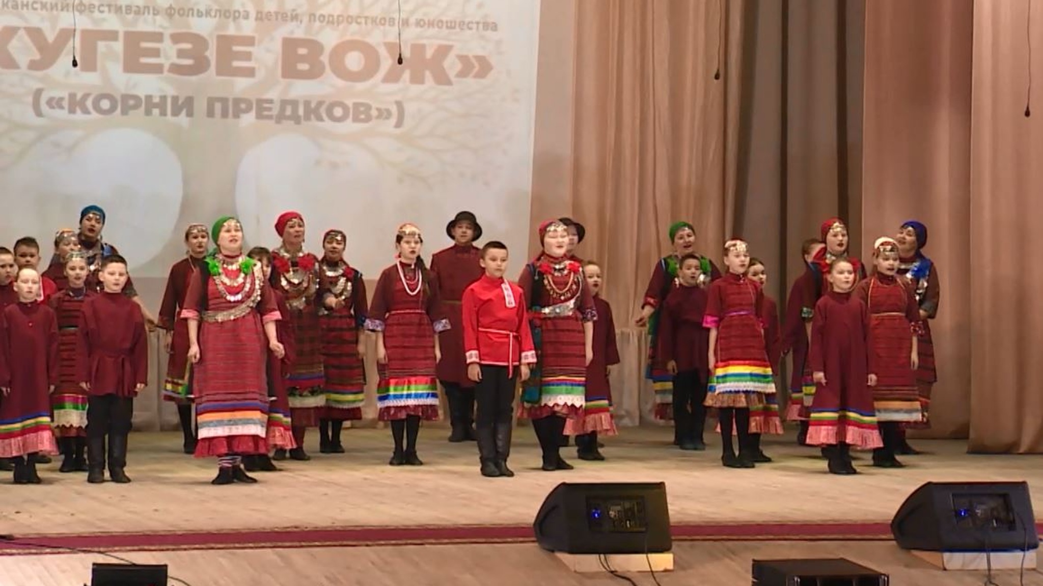 Юные таланты из 10 районов Марий Эл выступили на фольклорном фестивале "Корни предков"