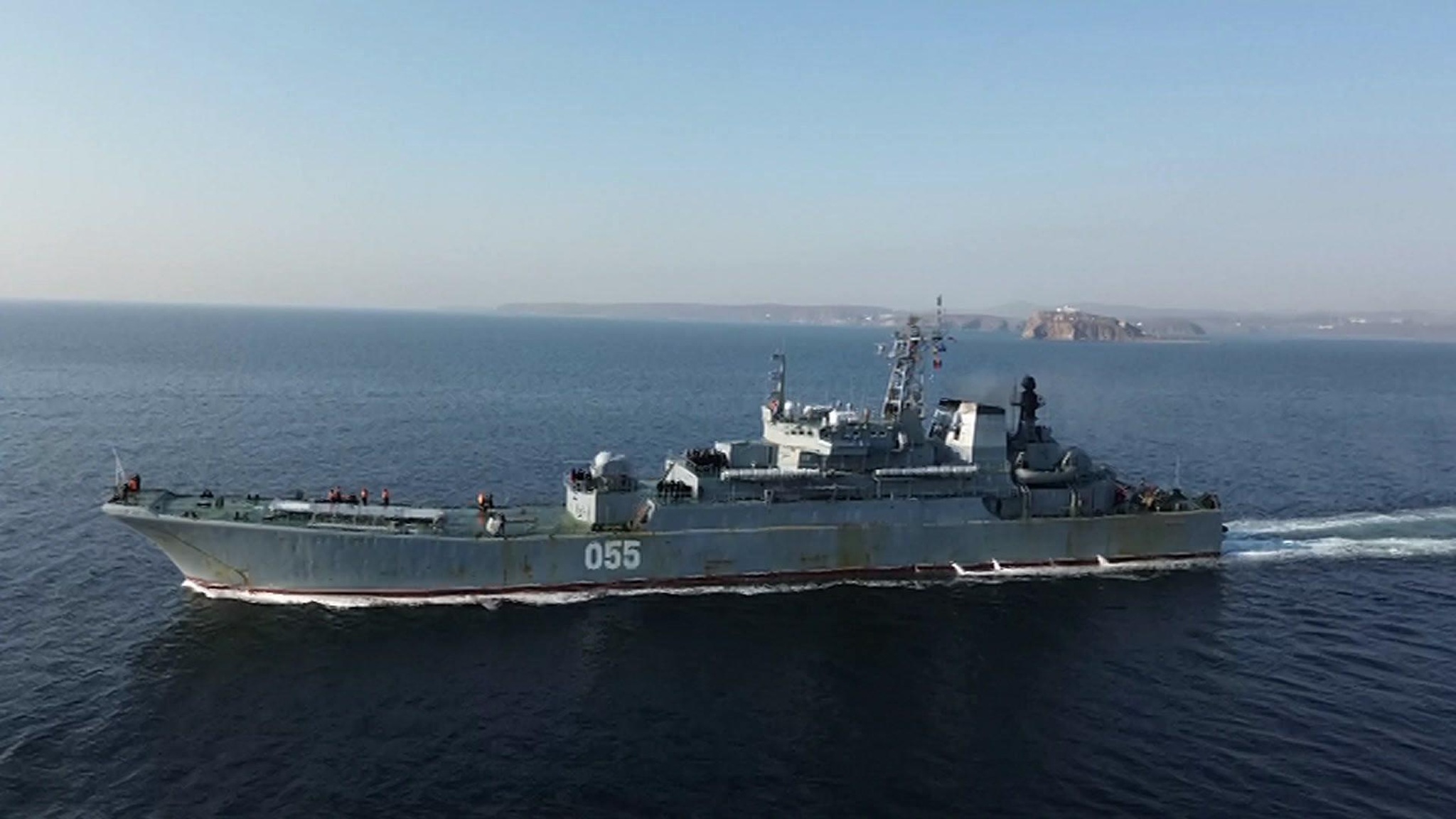 Большой десантный корабль "Адмирал Невельской" провел учения во Владивостоке