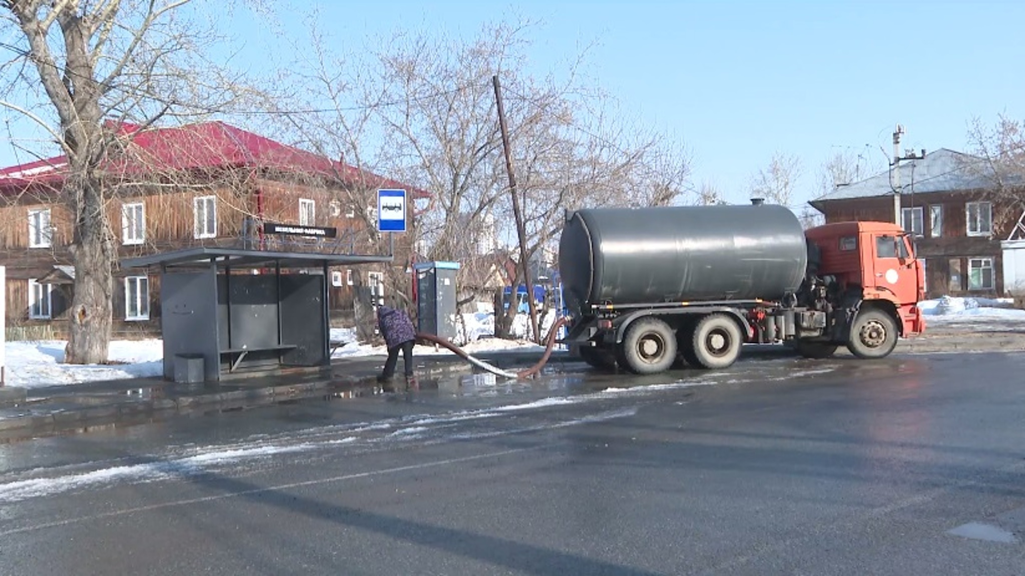 Уборка снега и откачка талых вод с тюменских улиц ведется в усиленном режиме