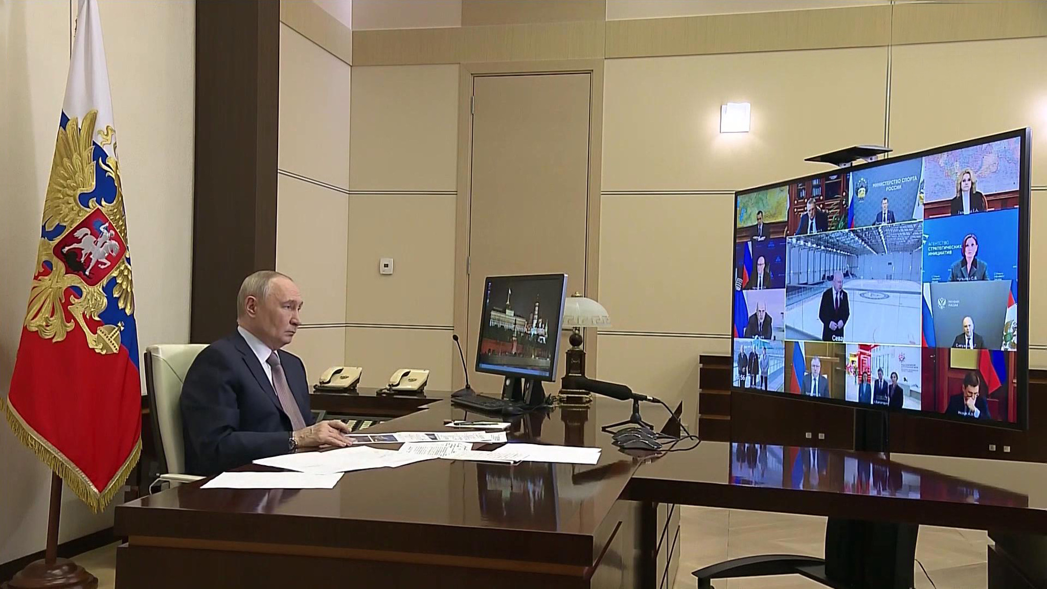 Президент обсудил с правительством социально-экономическое развитие Крыма