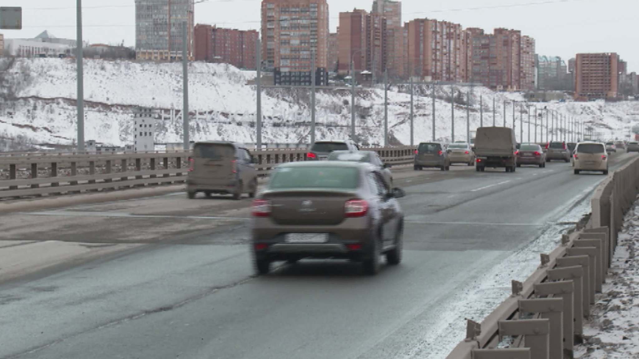 Красноярцы недовольны состоянием асфальта на Николаевском мосту