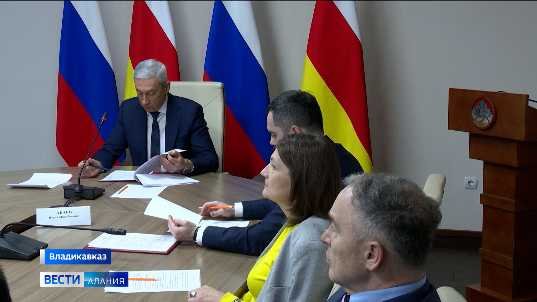 Борис Джанаев провел совещание по вопросам оснащения социально значимых учреждений республики