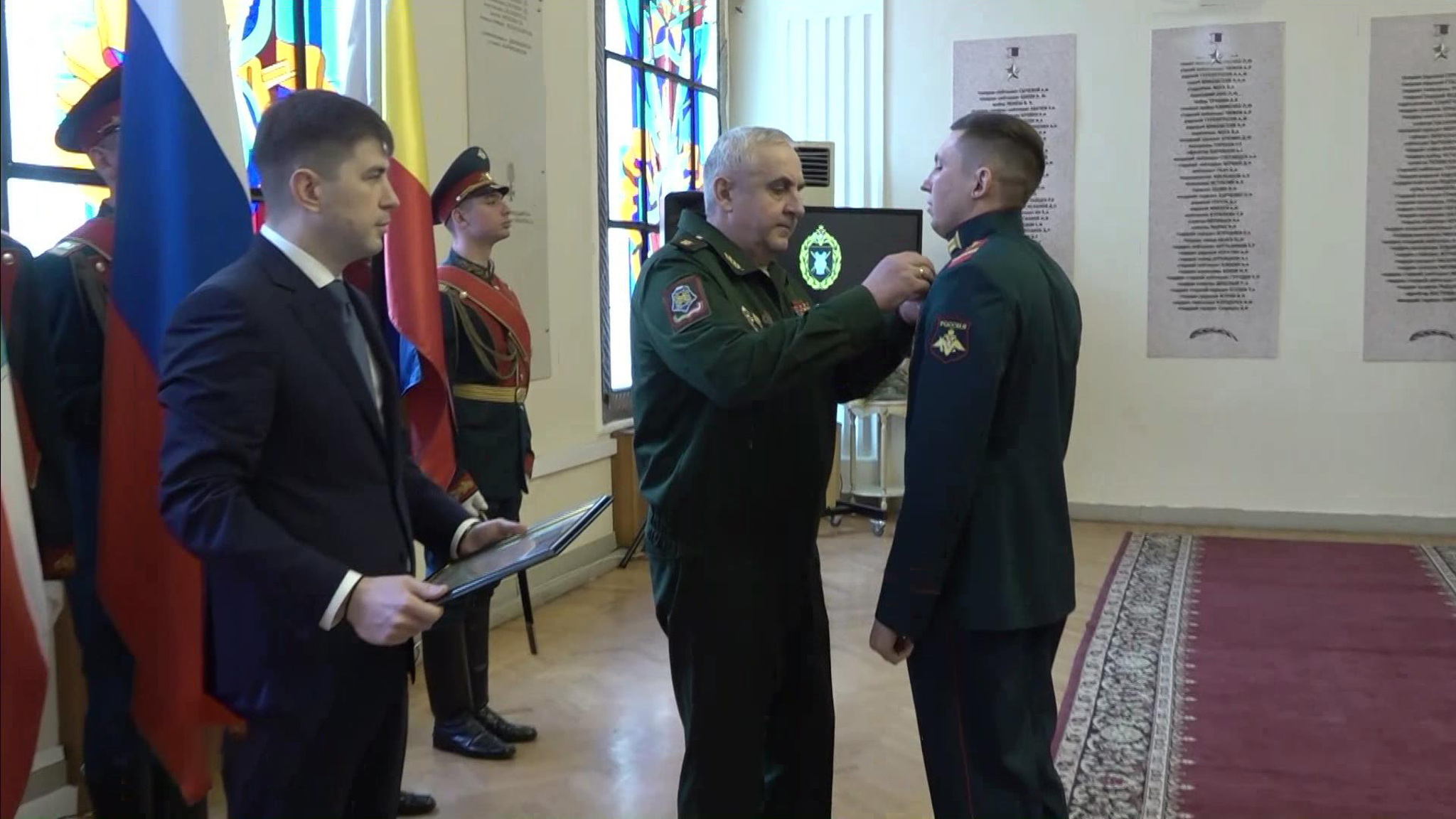Позывной Мгновенный: Денису Свиридову торжественно вручили "Золотую Звезду"