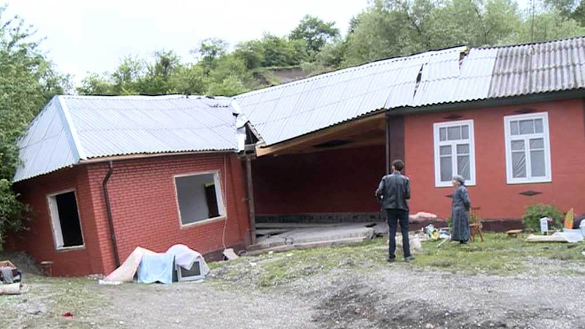 Сход оползня в Чечне: поток из грязи и камней  накрыл 45 домов
