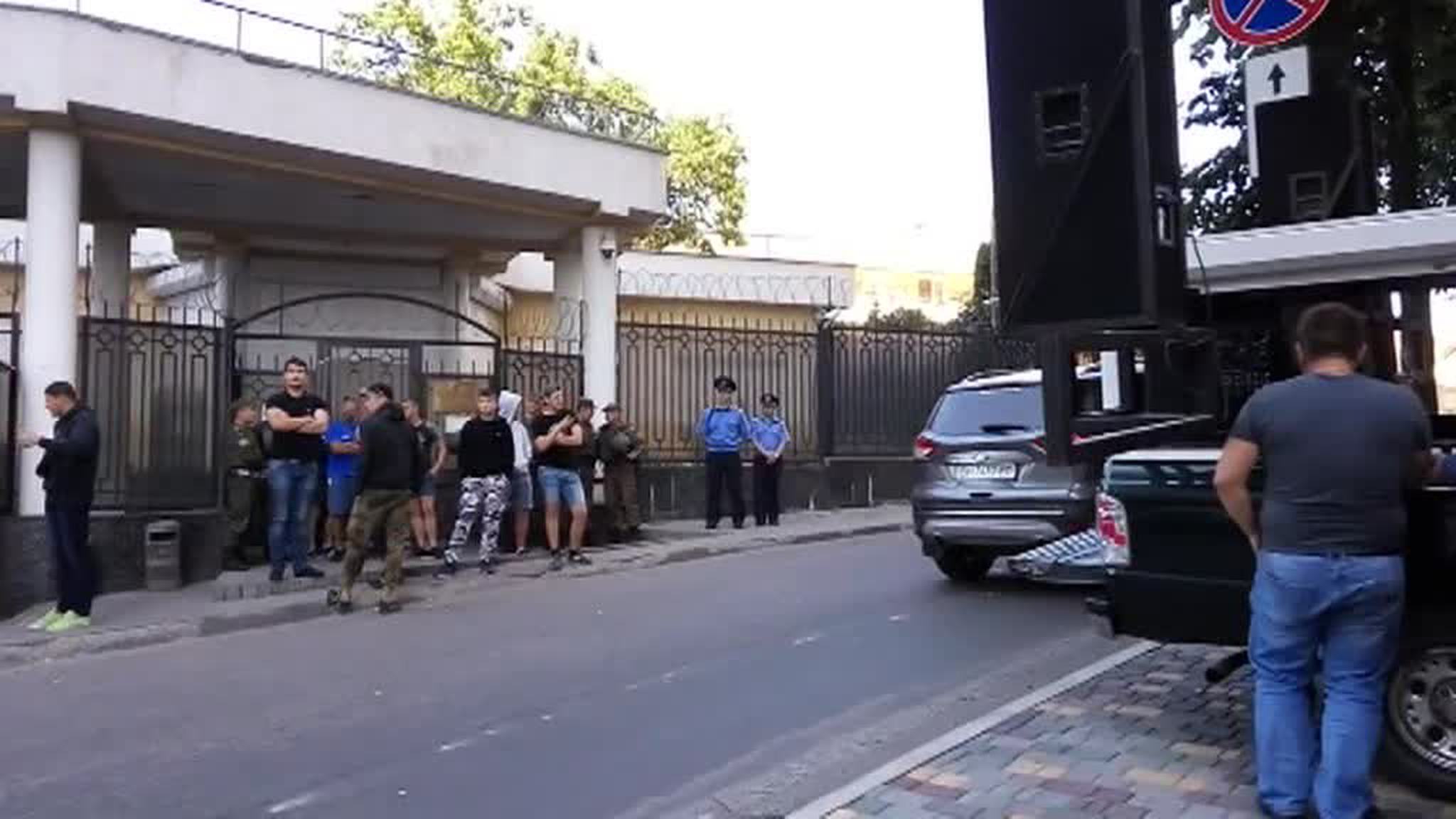 Радикалы с виселицами и яйцами напали на генконсульство РФ в Одессе, полиция бездействует