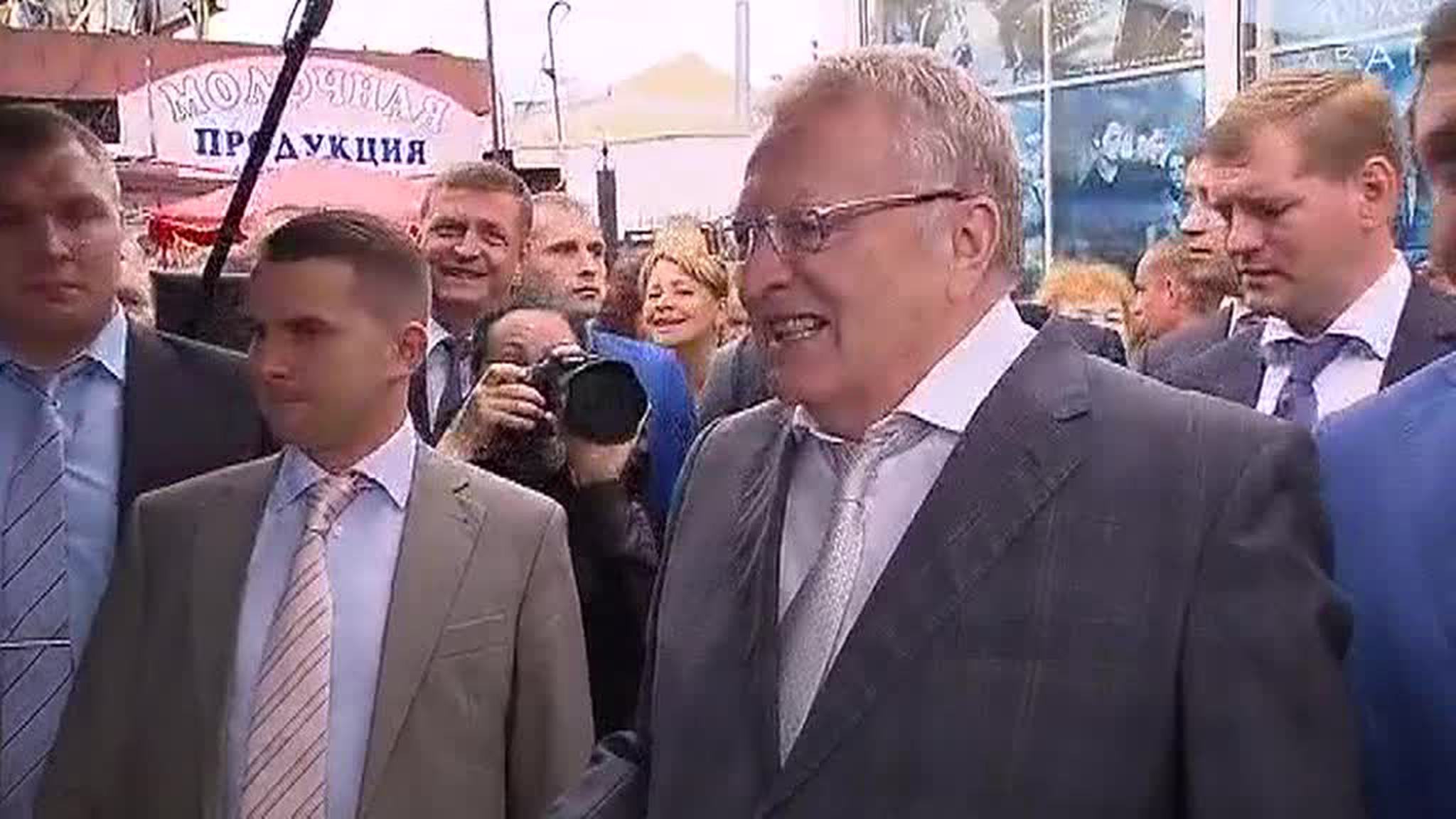 Жириновский купил в Смоленске корейку, огурцы и арбуз