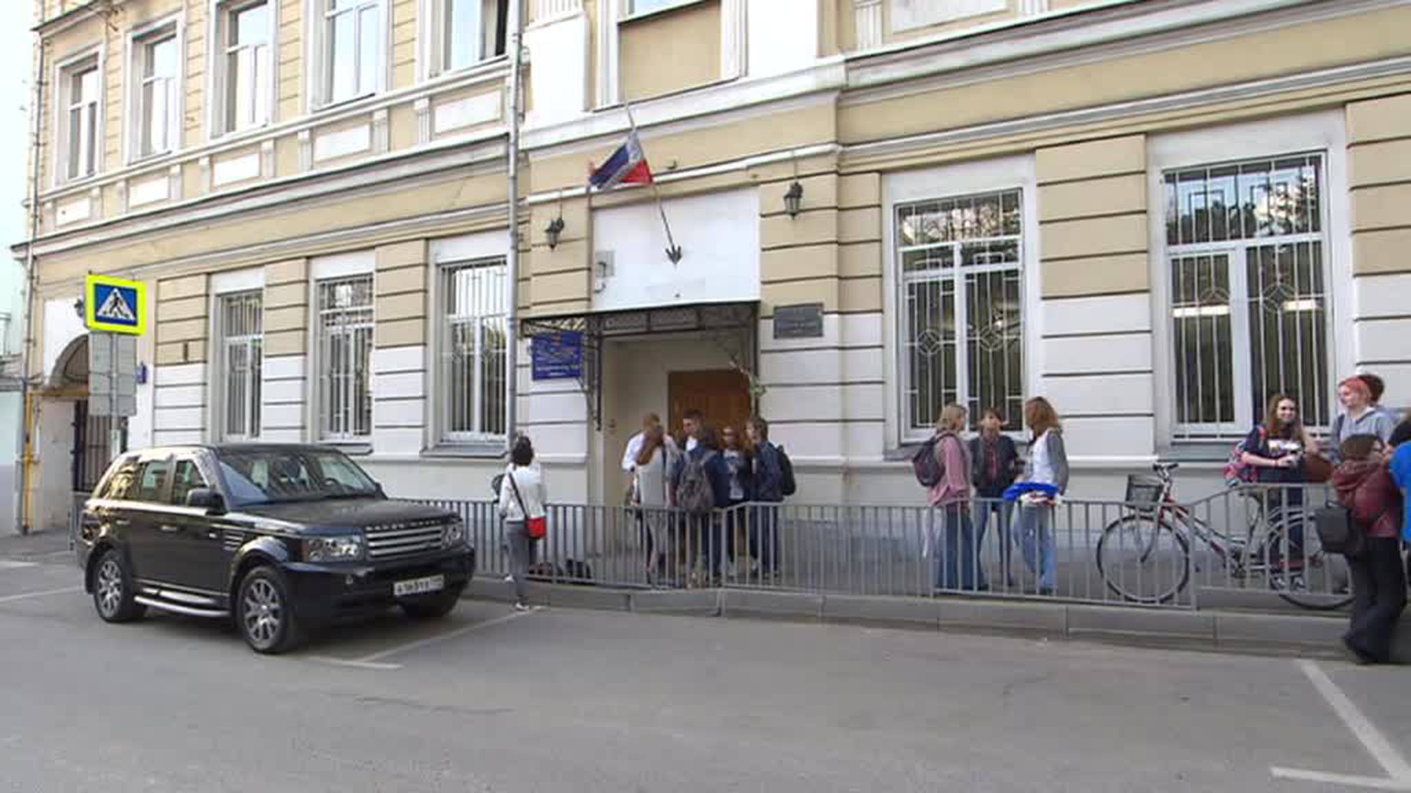 Учителя и родители столичной 57-й школы требуют отставки руководства после секс-скандала