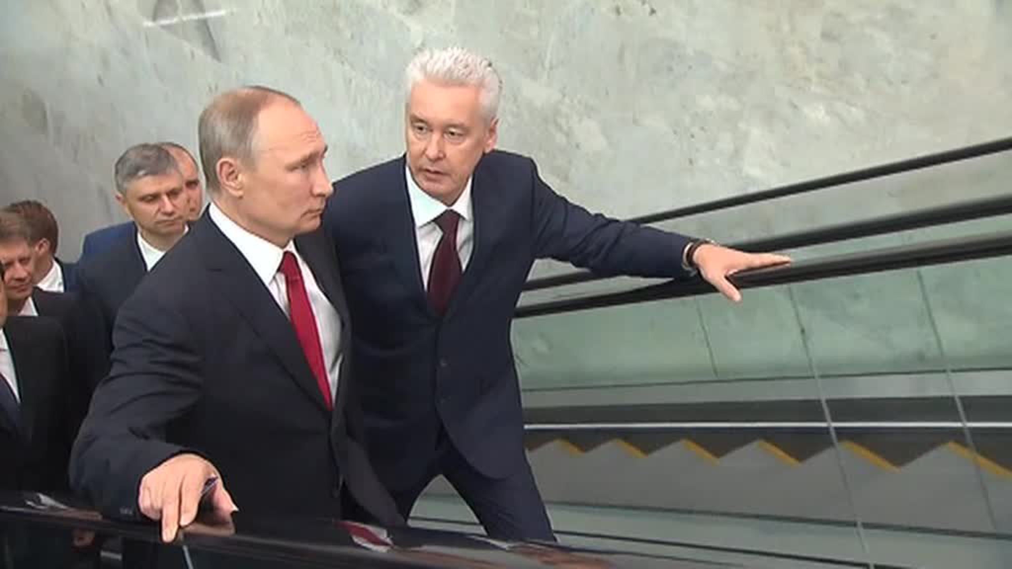 Путин и Собянин поздравили москвичей и прокатились по МЦК