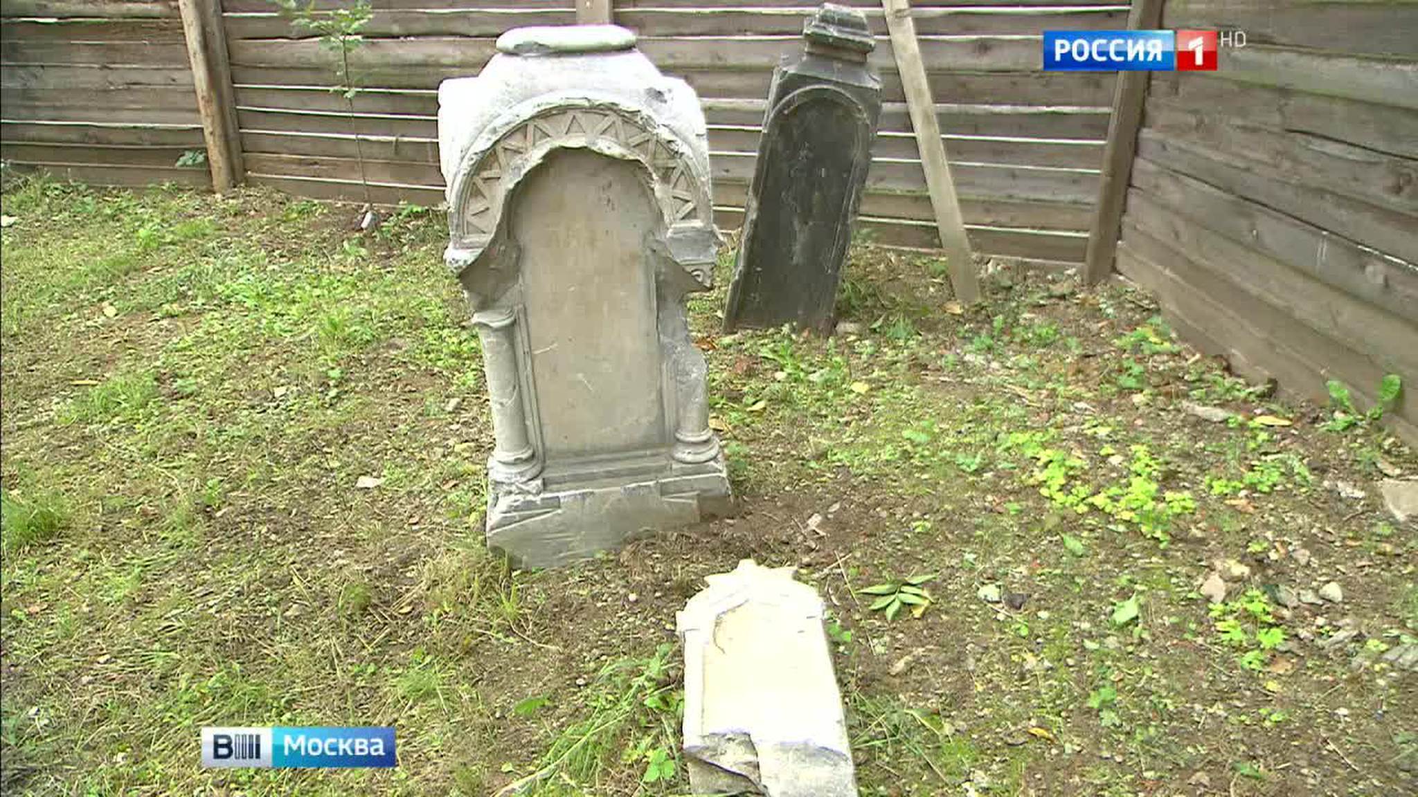 Бурная стройка разворотила некрополь Андроникова монастыря