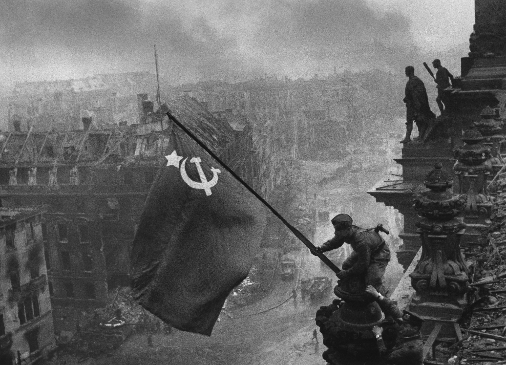 В столице "обороняют Москву и берут Рейхстаг"