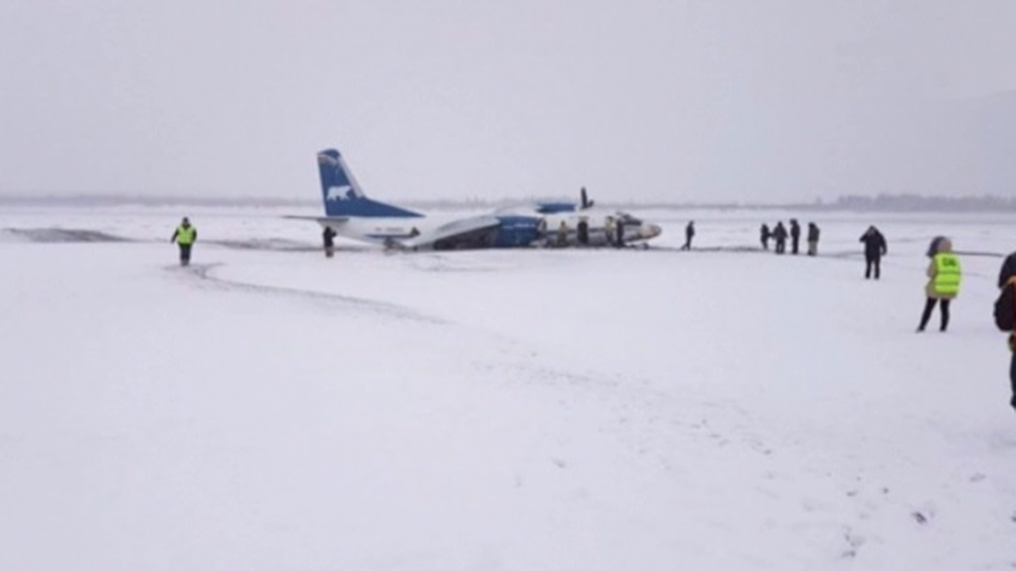 Жесткая посадка: пилот Ан-26 промахнулся мимо полосы