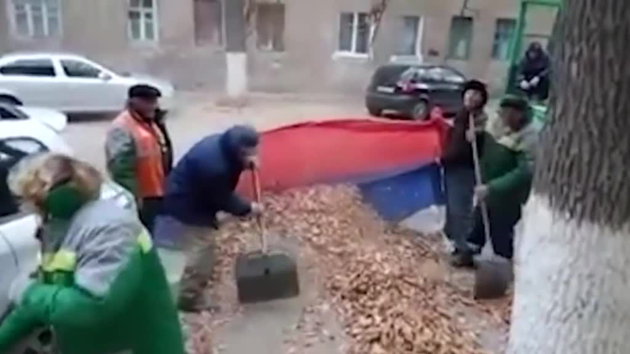 Дворников, подметавших листья флагом, наказывать не станут